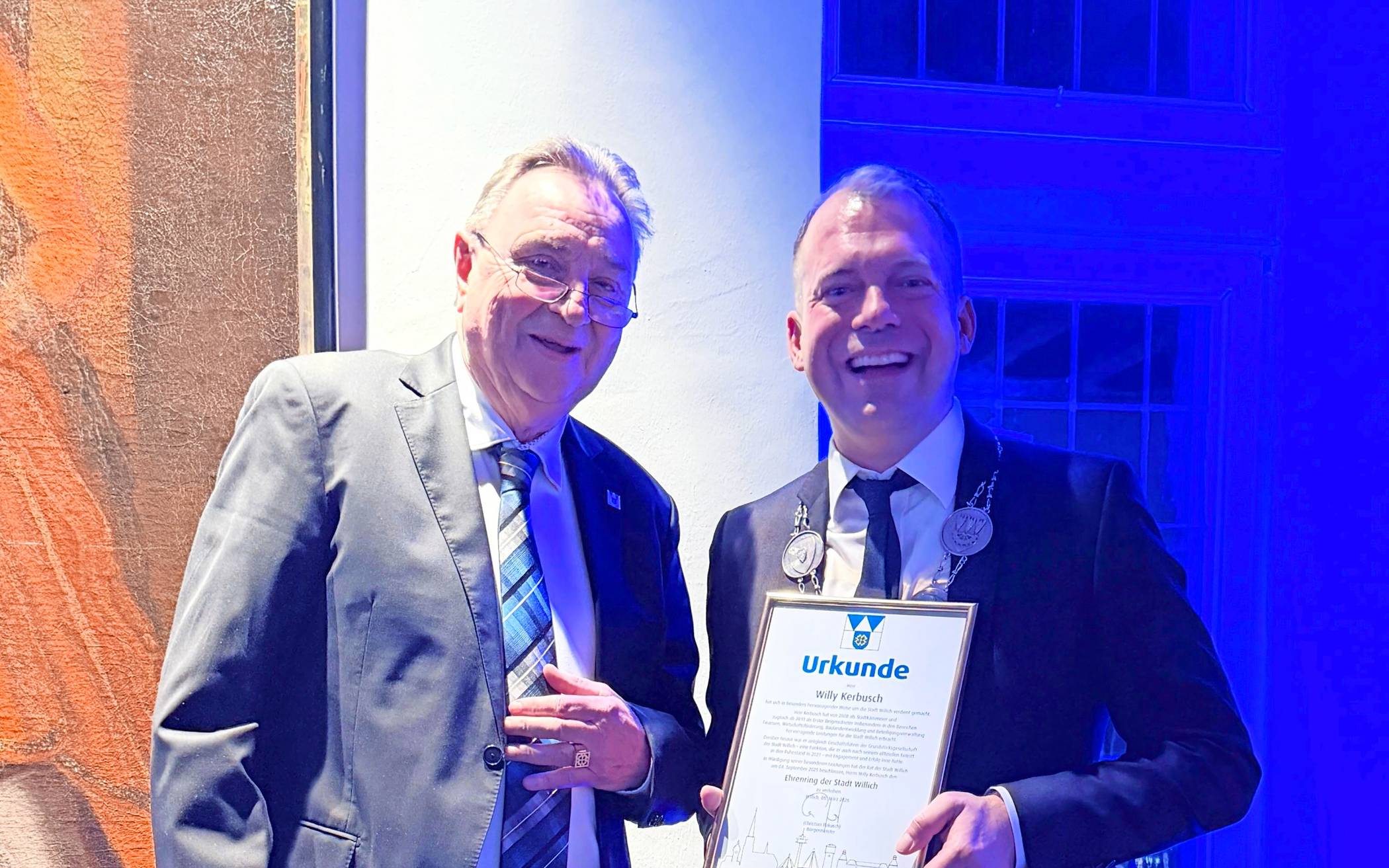 Bürgermeister Christian Pakusch (rechts) konnte den Ehrenring der Stadt Willich an Willy Kerbusch überreichen.