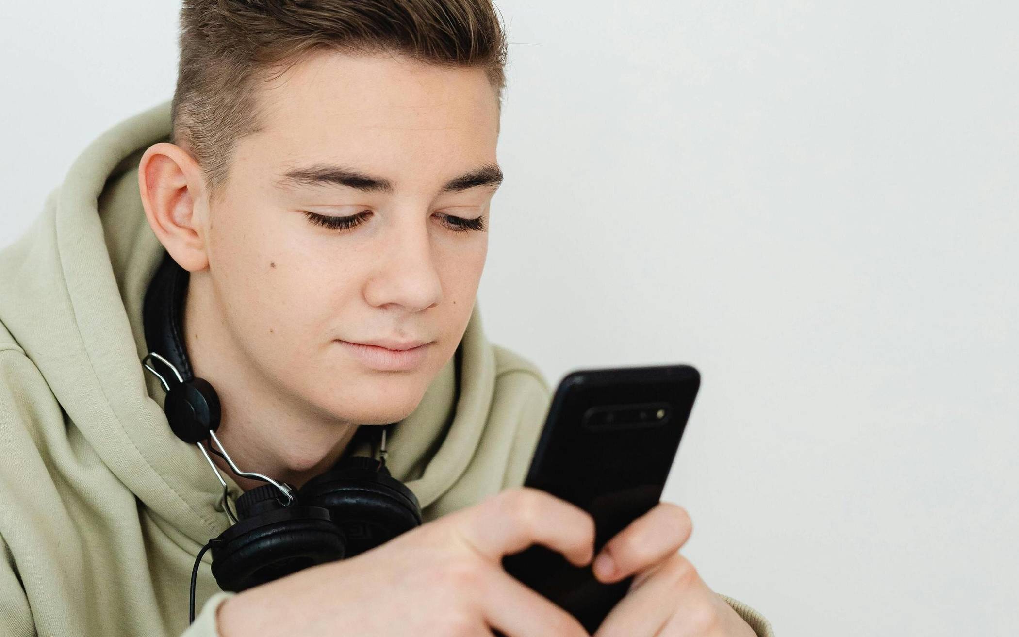 Kids, Teens und Twens aufgepasst: Einfach den QR-Code scannen und an der Umfrage teilnehmen. Foto: Karola-g/Pexels