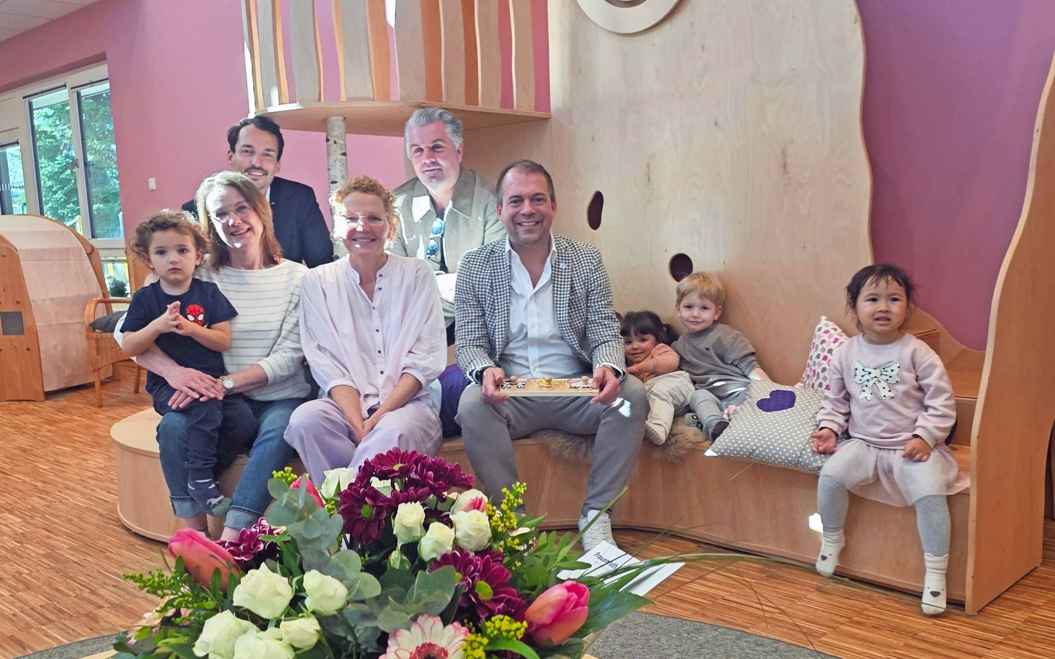 Strahlende Gesichter bei der Eröffnung der neuen Kita Glückskinder im Gewerbegebiet Münchheide: Marina Foest, Arndt Frauenrath, Nicole Düser, Martin Pimpertz und Christian Pakusch (von links) mit den ersten Kita-Kindern.  