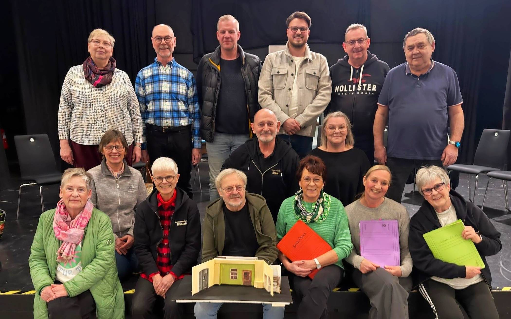  Das Ensemble des Lotumer Buretheaters in der Spielzeit 2026. 