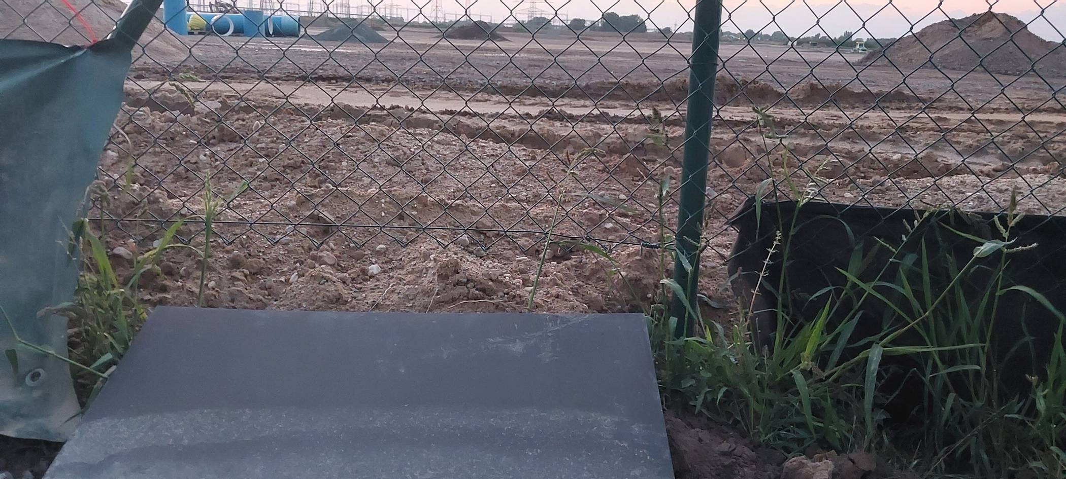  Die Umsetzung des vorgeschriebenen Amphibien-/Reptilienschutzzauns durch Amprion hat der Meerbuscher Aktionskreis für Tierrechte und Naturschutz von Anfang an mit Fotos dokumentiert. Dieses Bild wurde am 15. August 2023 aufgenommen, viereinhalb Monate nach angeblicher Fertigstellung des Zauns. Laut den Vorgaben müssen die einzelnen Bauelemente lückenlos miteinander verbunden und mit einem Übersteigschutz versehen sein. 