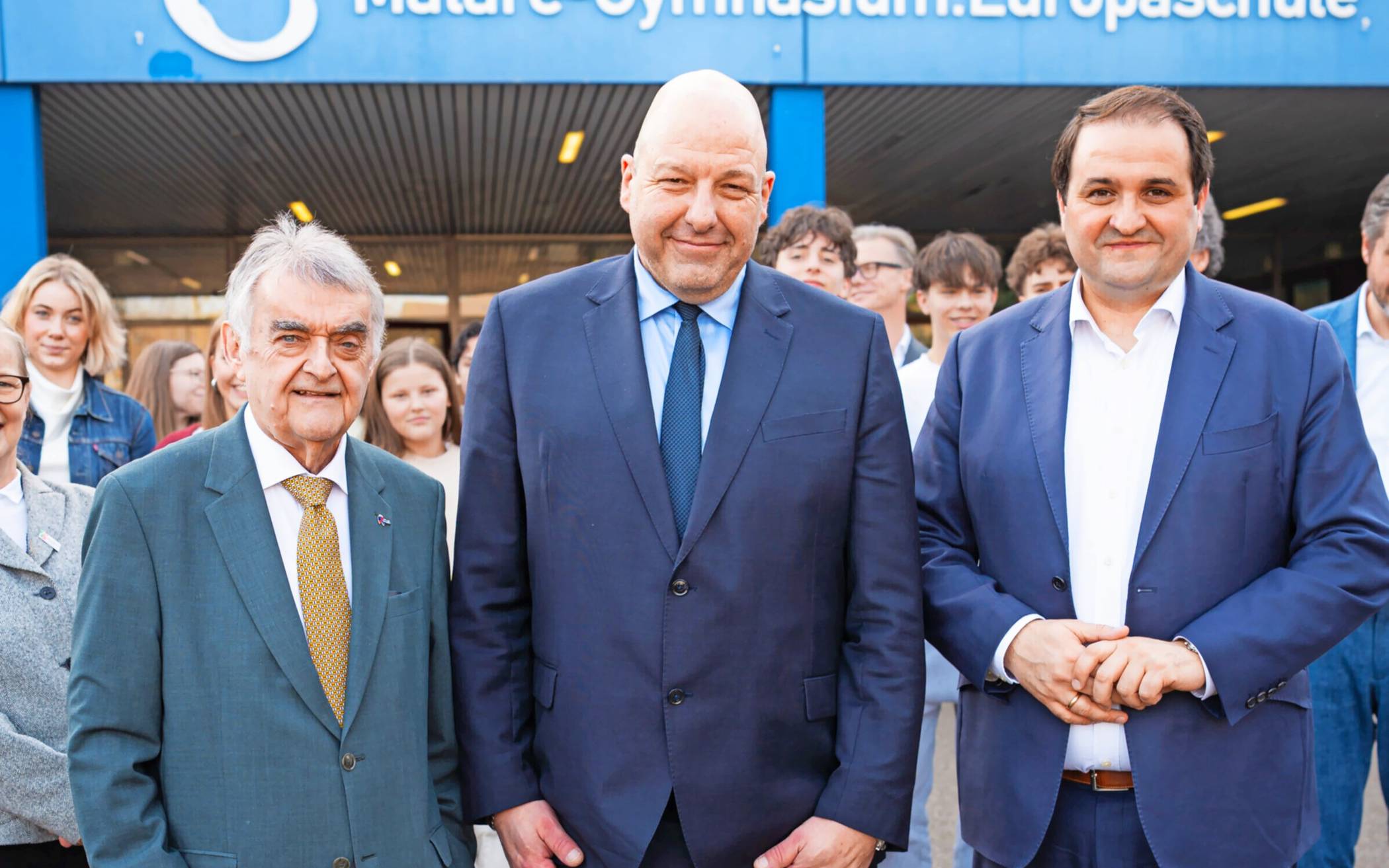 Schulleiter Christian Dölls (Mitte) empfing Medienminister Nathanael Liminski und Innenminister Herbert Reul (l.) am Mataré-Gymnasium. 