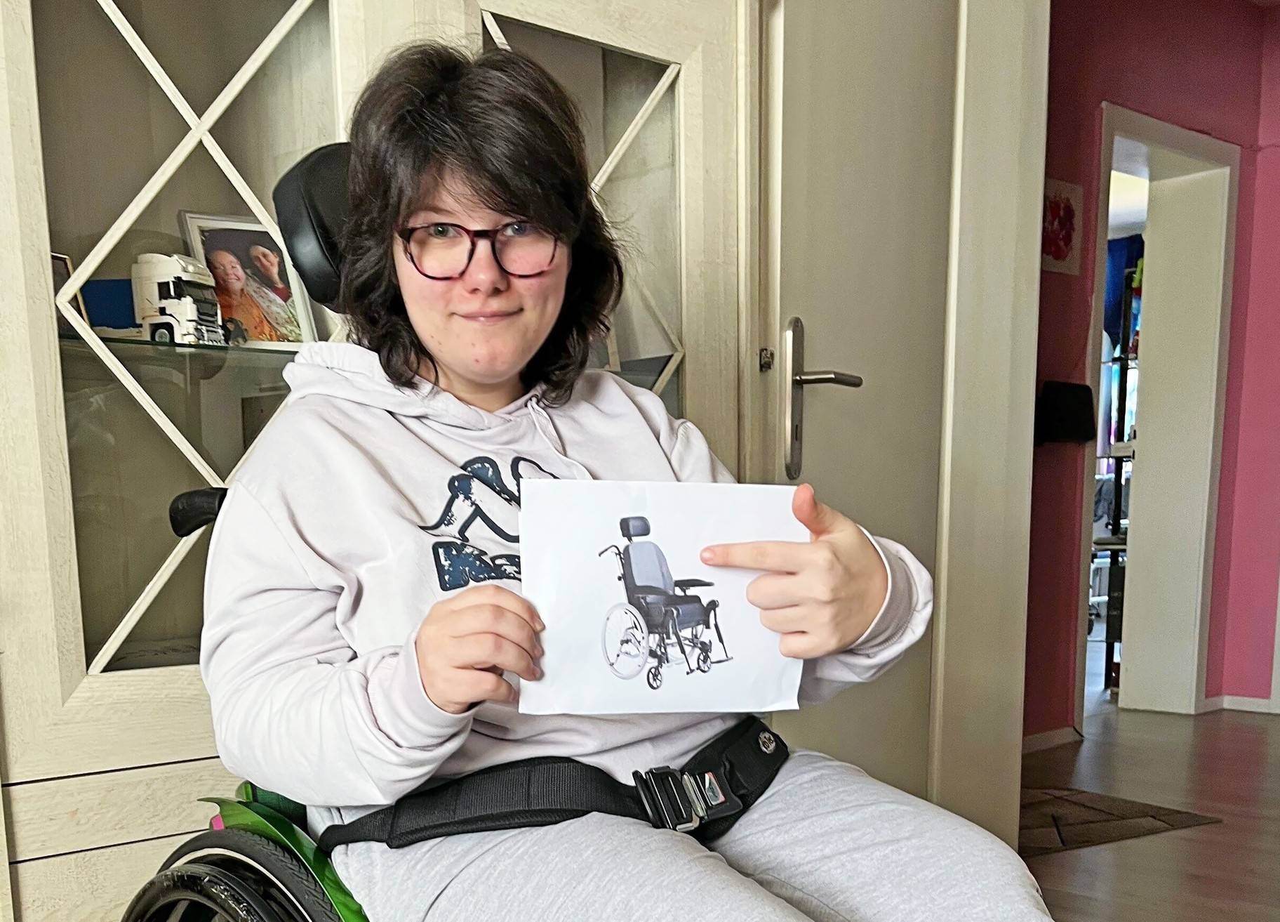   Alles, was Lara Klinkenberg will, ist ein neuer Aktivrollstuhl, damit sie am Leben teilhaben kann. Seit Ihrer Kindheit fährt sie damit. Trotzdem will die Krankenkasse sie jetzt mit einem „Schieberollstuhl“ abspeisen. 