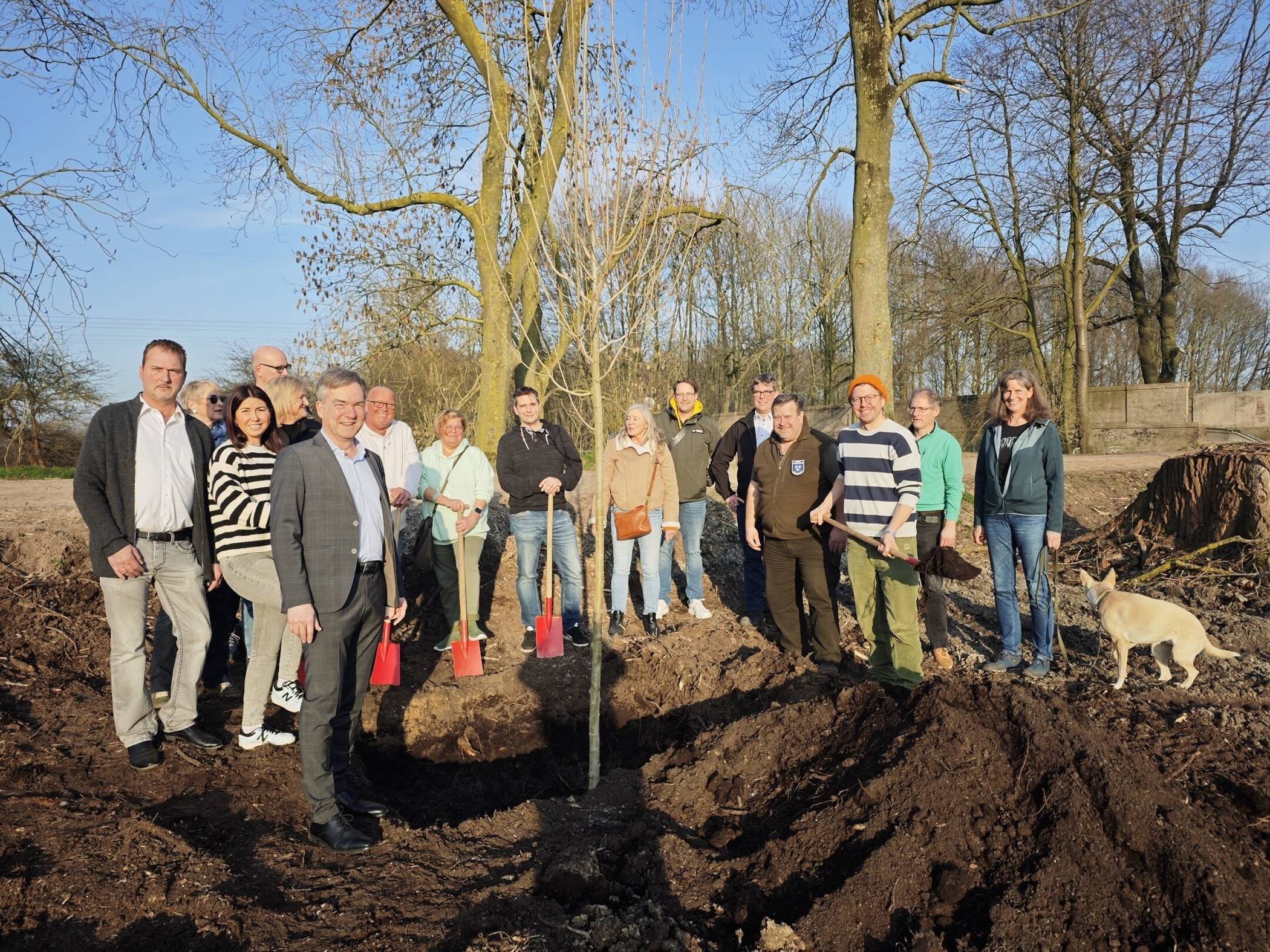 Bürgermeister Christoph Hopp (3. von links vorne) im Kreise der geladenen Gäste. 