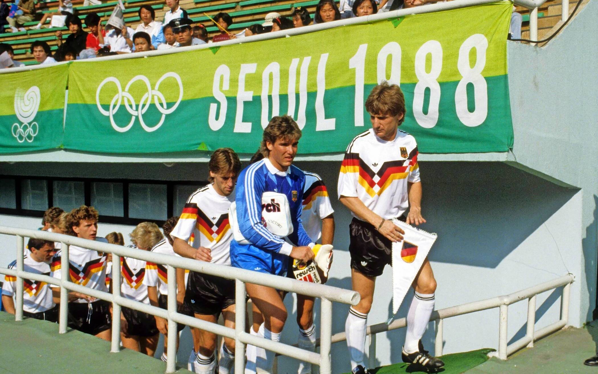  Einmarsch der Nationalmannschaft bei den Olympischen Spielen 1988 in Seoul mit Torwart Uwe Kamps.  