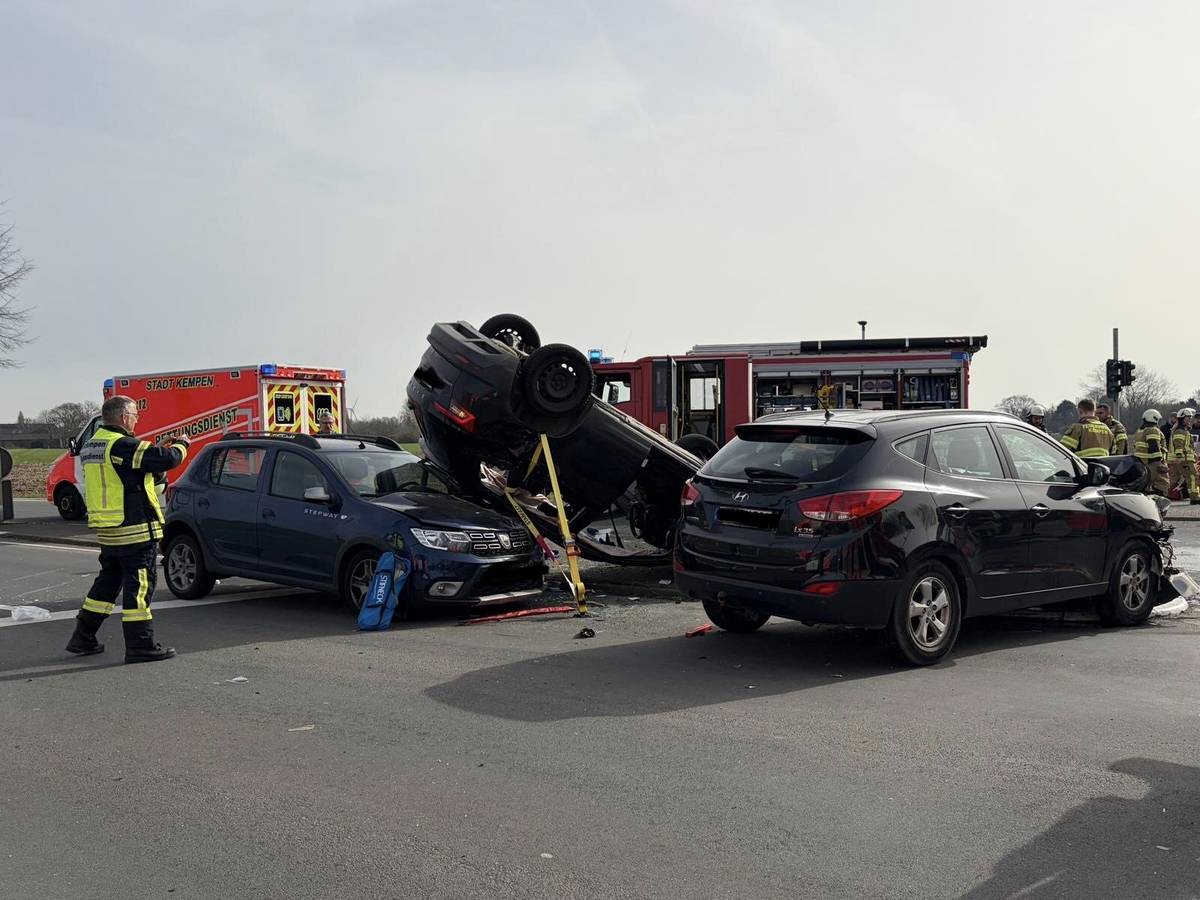 Verkehrsunfall mit drei Pkw – mehrere Verletzte und Straßensperrung in Kempen
