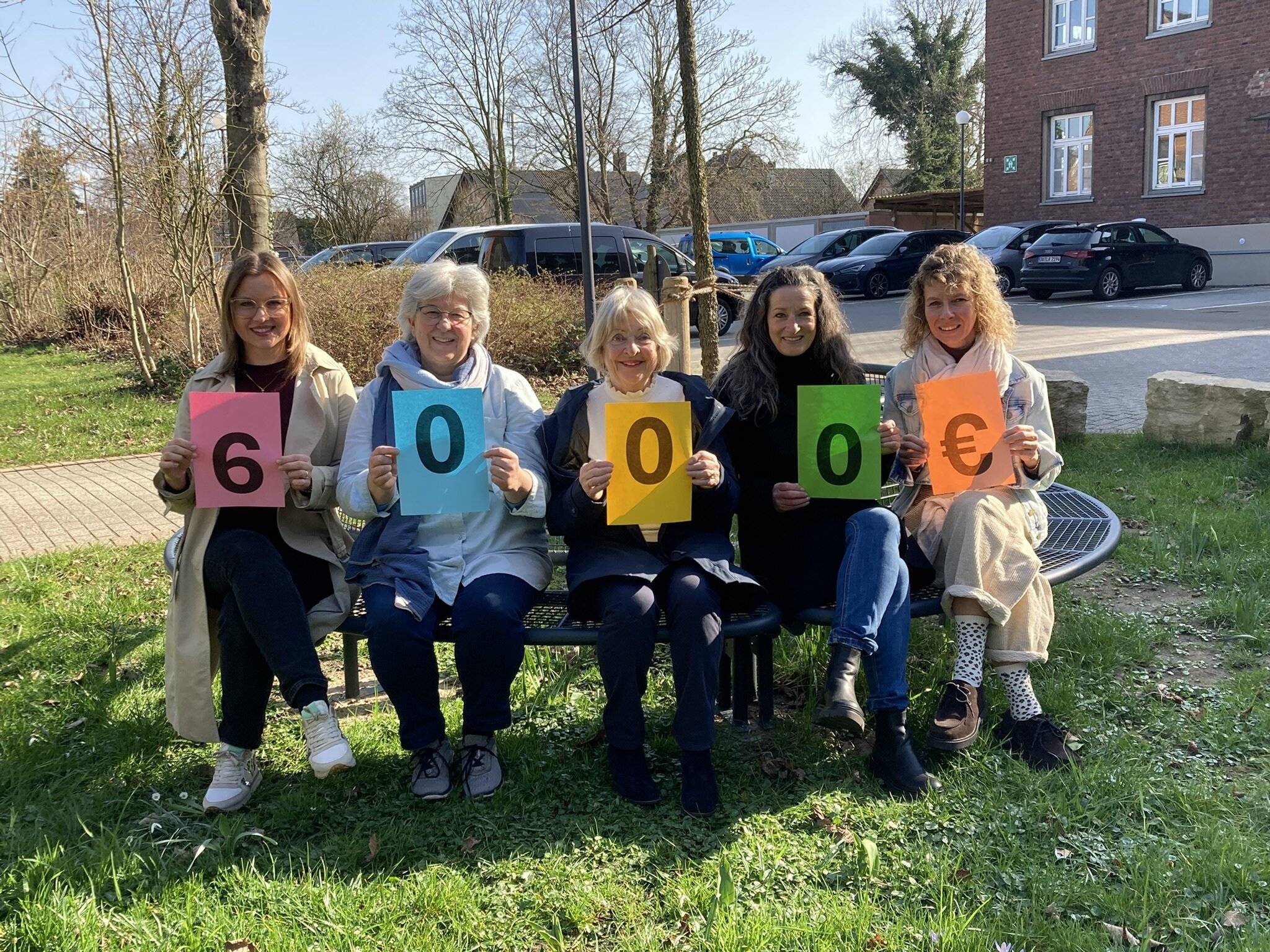  Spendenübergabe (v.l.): Kathrin Stepanow, Petra Kopf-Lier, Mathilde Janzen, Sabine Kasper-Wiesner, Melanie Klein. 