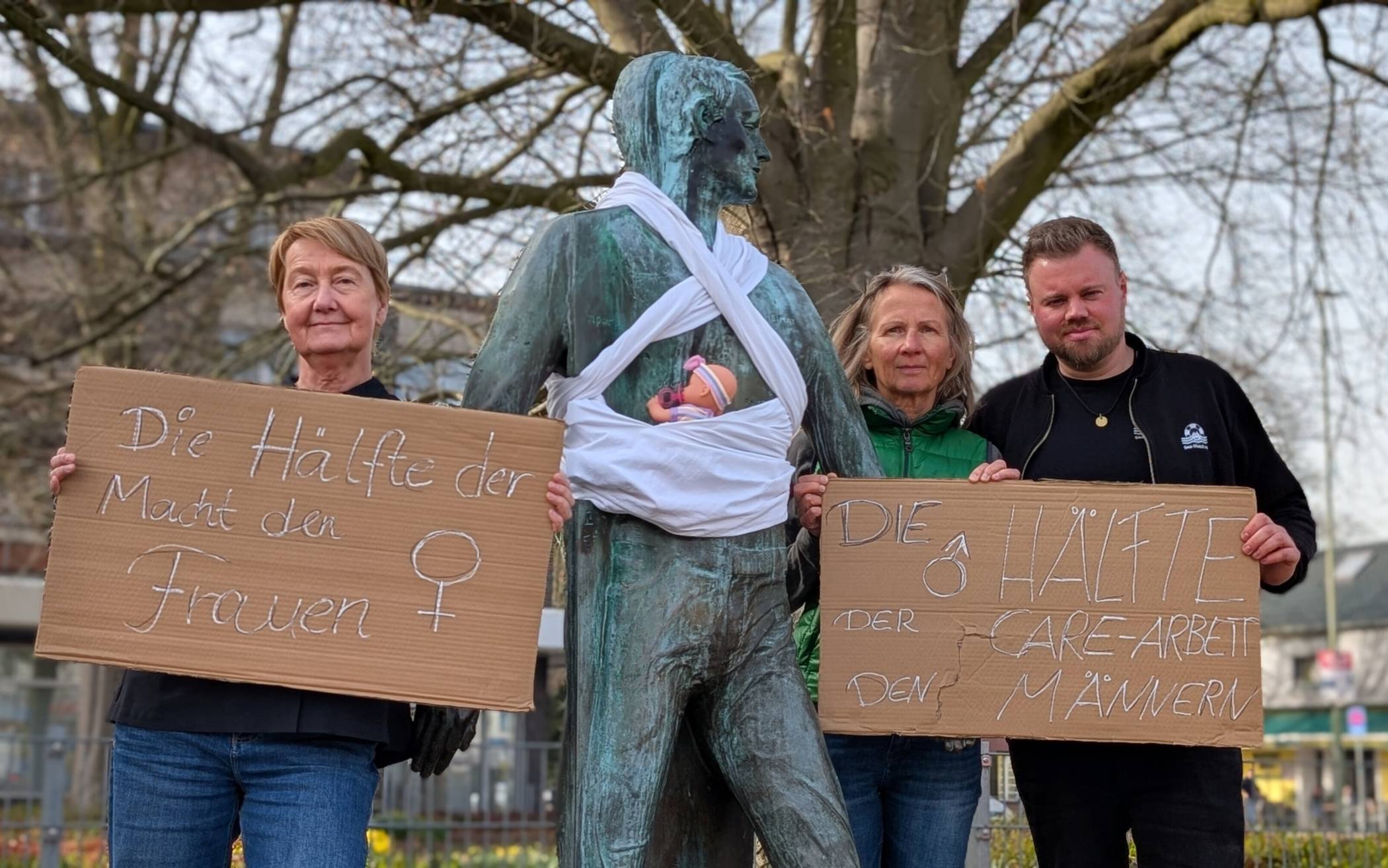 Mit einer symbolischen Aktion auf dem Vluyner Platz machen die Grünen in Neukirchen-Vluyn zum Weltfrauentag auf das weiterhin bestehende Ungleichgewicht zwischen Männern und Frauen aufmerksam. Auf dem Bild (v.l.): Karin Fetzer, Marion Fritsch und Christian Pelikan