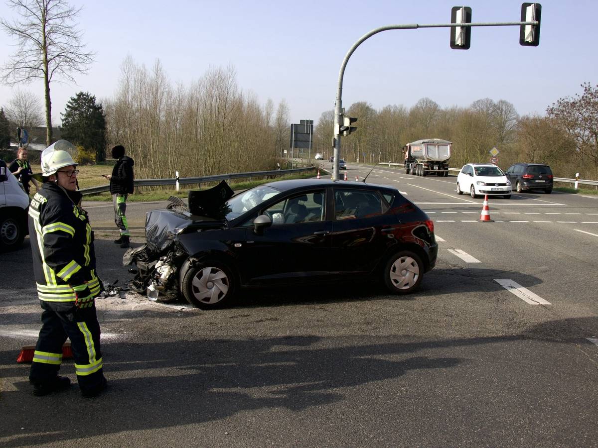 Verkehrsunfall auf der Kreuzung Grefrather Straße / Schlibeck