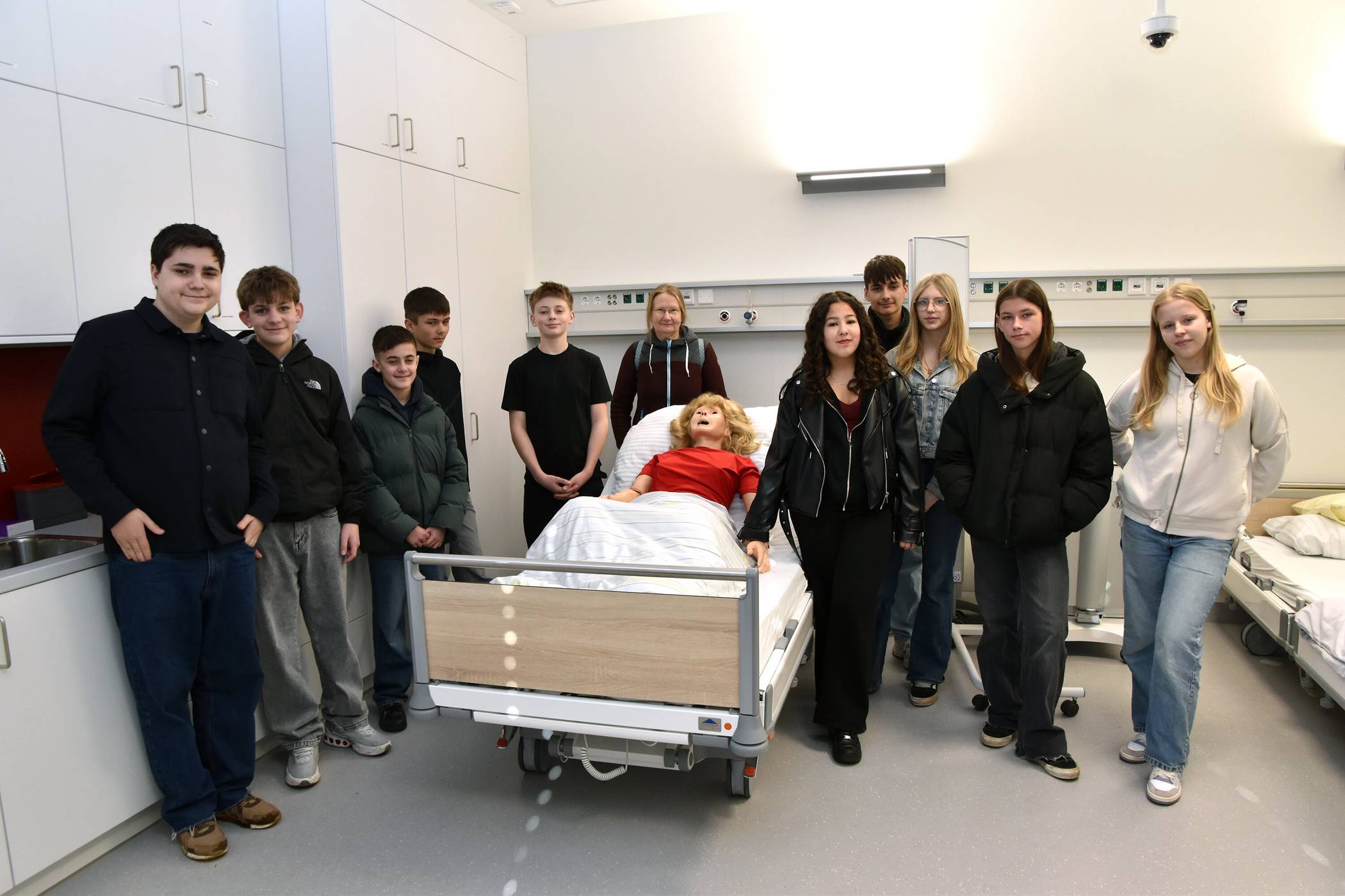  Die Achtklässler mit Klassenlehrerin Heike Lehmkuhl (Mitte) im Pflege-Simulationszentrum „Skills Lab“ der Alexianer Akademie für Pflege. 