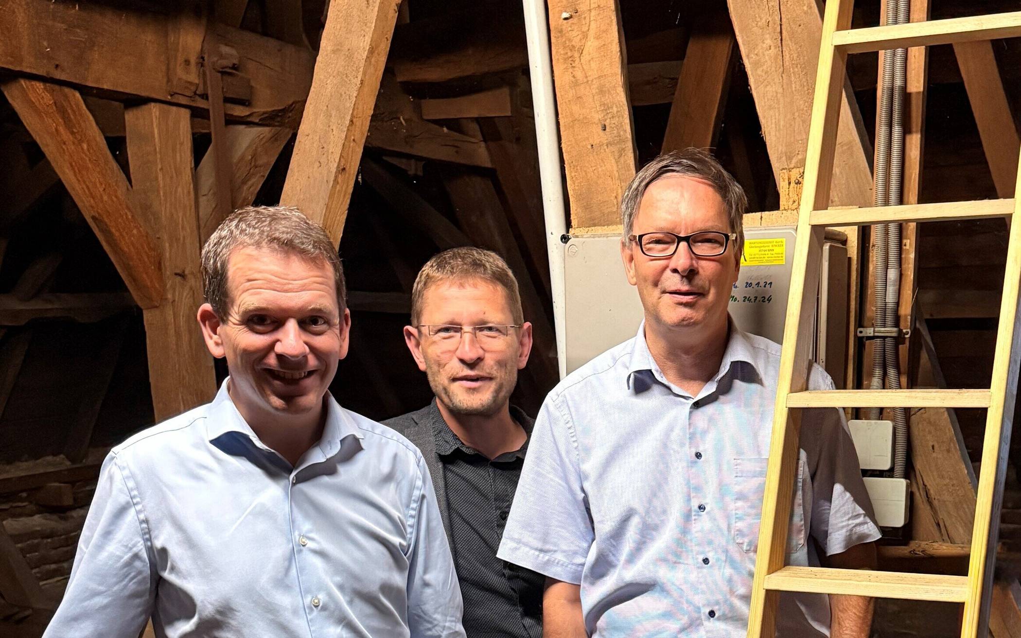 Dr. Martin Plum MdB, Pfarrer Arne Thummes und Pfarrer Horst-Ulrich Müller im Dachstuhl der Hauskirche in Waldniel. 