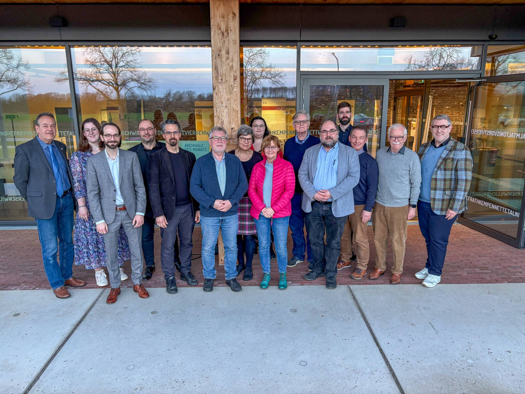  v.l.: Dr. Dr. Udo Rosowski, Hannah Seegers, Leiter des Kreisarchivs Dr. Matthias Herm, Ralf Hendrix, Dr. John Lentzsch, Ulrich Seeboth, Petra Vahrenhorst, Alena Cox, Dr. Ina Germes-Dohmen, Manfred Budel, Dr. Jürgen Moers, Dr. Matthias Klein, Sebastian Trienekens, Bernd-Dieter Röhrscheid, David Neil Nethen. 