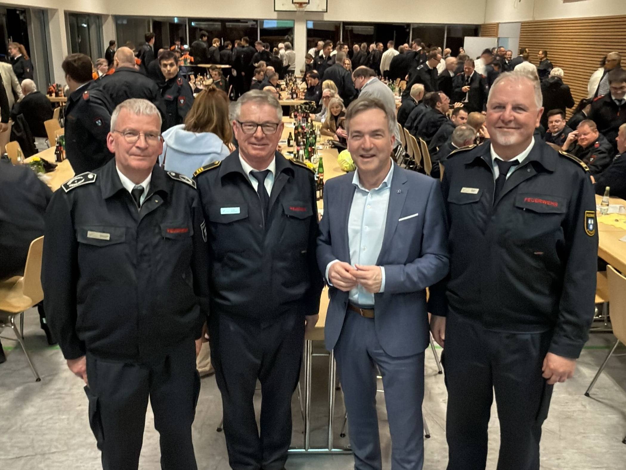  Blickten auf ein ereignisreiches Jahr zurück (v.l.): Hans-Jürgen Theveßen (stellvertretender Leiter der Feuerwehr Viersen), Frank Kersbaum (Leiter der Feuerwehr Viersen), Bürgermeister Christoph Hopp und Michael Nöllner (2. Stellvertretender Leiter der Feuerwehr Viersen) Foto: Stadt Viersen 