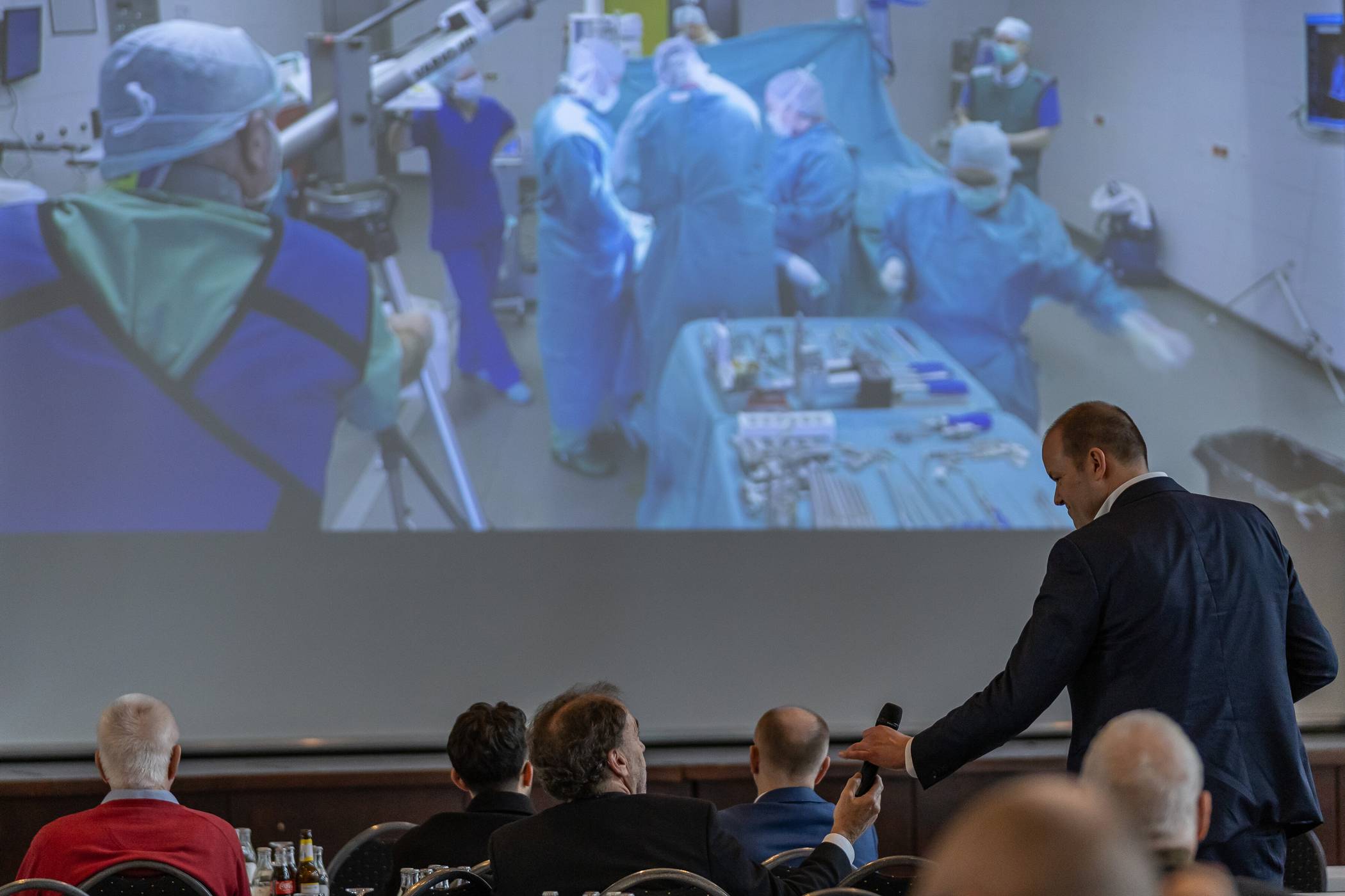 Während der Live-OP wurden auch Fragen des Fachpublikums zum Vorgehen im OP gestellt und beantwortet. 