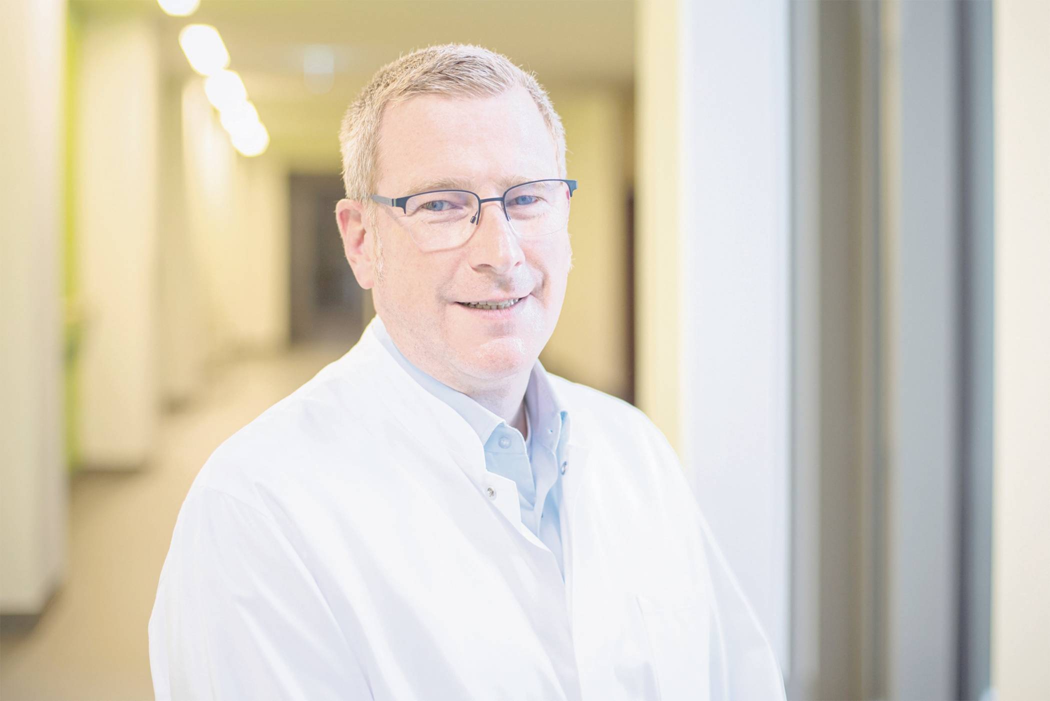  Chefarzt Dr. med. Ulrich Bauser klärt beim Infoabend am 18. März über Diagnose- und Therapieoptionen bei akuten und chronischen Bauchschmerzen auf. 