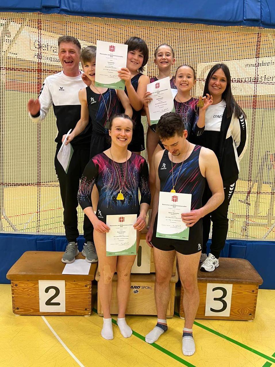  Andy Heinze, Benedikt Kreth, Lennart Kis, Josi, Oilvia, Jenny Riedel (hintere Reihe, v.l.); Fiona Schüller und Simon Ramacher (vorne). 