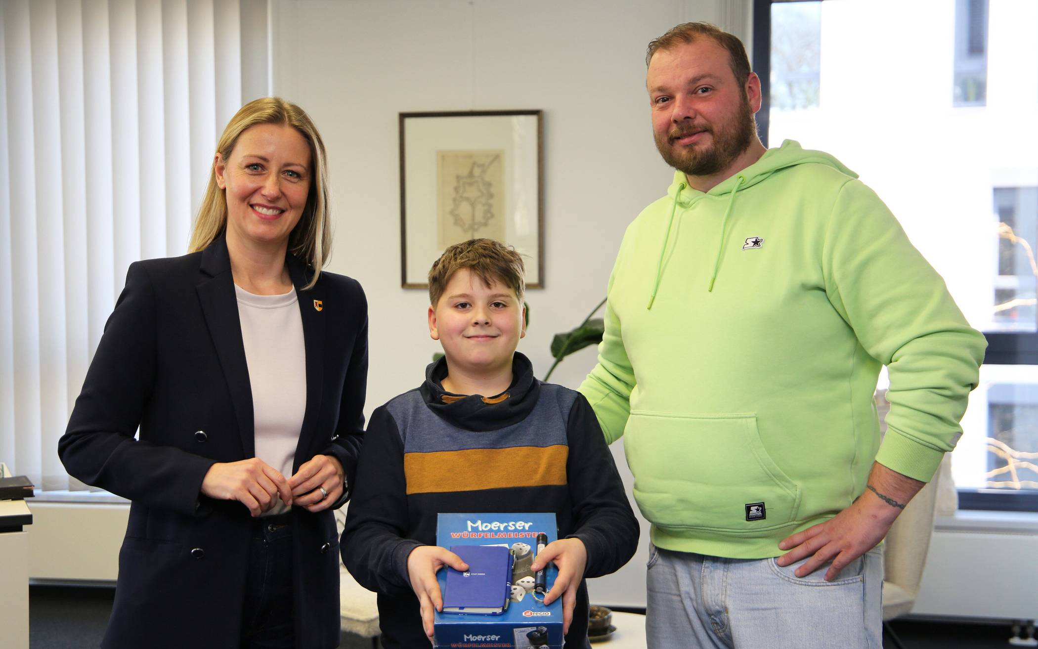  Bürgermeisterin Julia Zupancic hatte am 5. März den jungen Ersthelfer Konstantin ins Rathaus eingeladen, um sich für sein Engagement bei einem Notfall zu bedanken. Sein Vater Johann Kartaschow freute sich ebenfalls über die Einladung. 