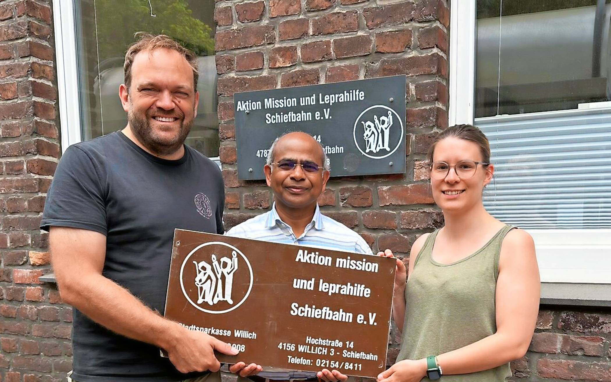  Laden am Samstag zur Mitgliederversammlung ein: Christoph Heyes (links) und Lore Wittkop. Gast des Abends wird Pater Mani Rayappan sein. Foto: Leprahilfe Schiefbahn 