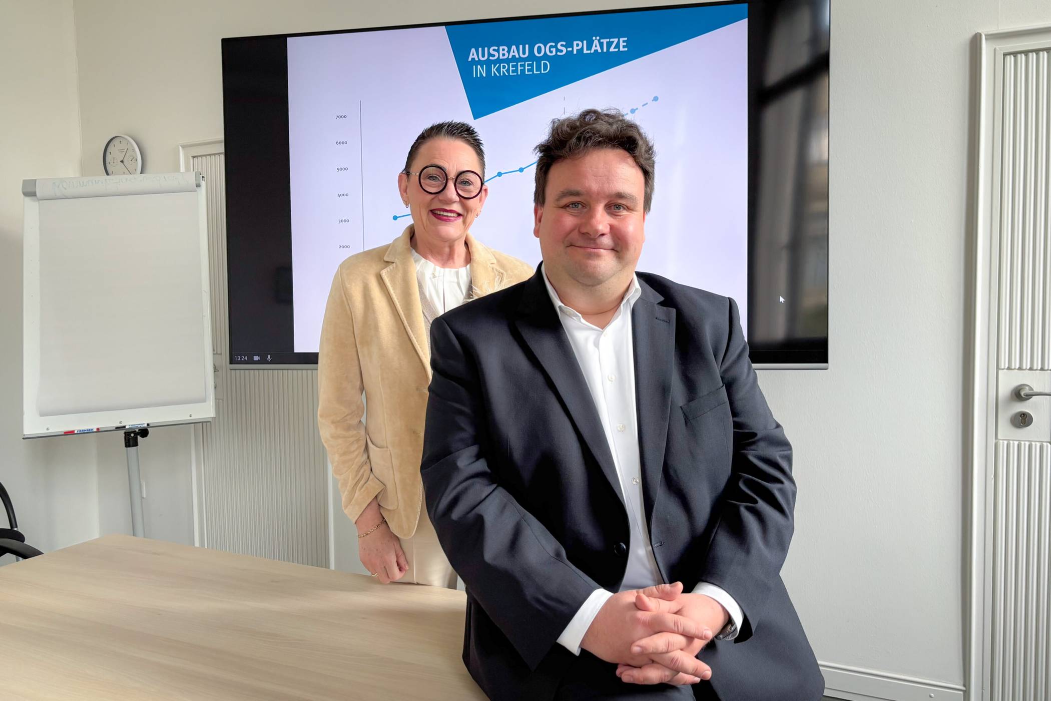 Stadtdirektor Markus Schön und Schulamtsleiterin Ellen Schönen können Rechtsanspruch auf ganztägige Betreuung für i-Dötzchen erfüllen. Darüber hinaus sollen alle Grundschüler einen OGS-Platz erhalten, so sie ihn benötigen.