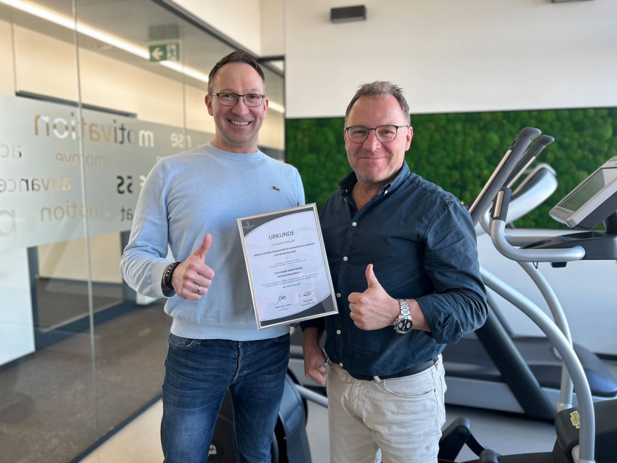 Steffen Bening und Ingo Wienand mit der Urkunde zur Auszeichnung „Gesunder Arbeitgeber".