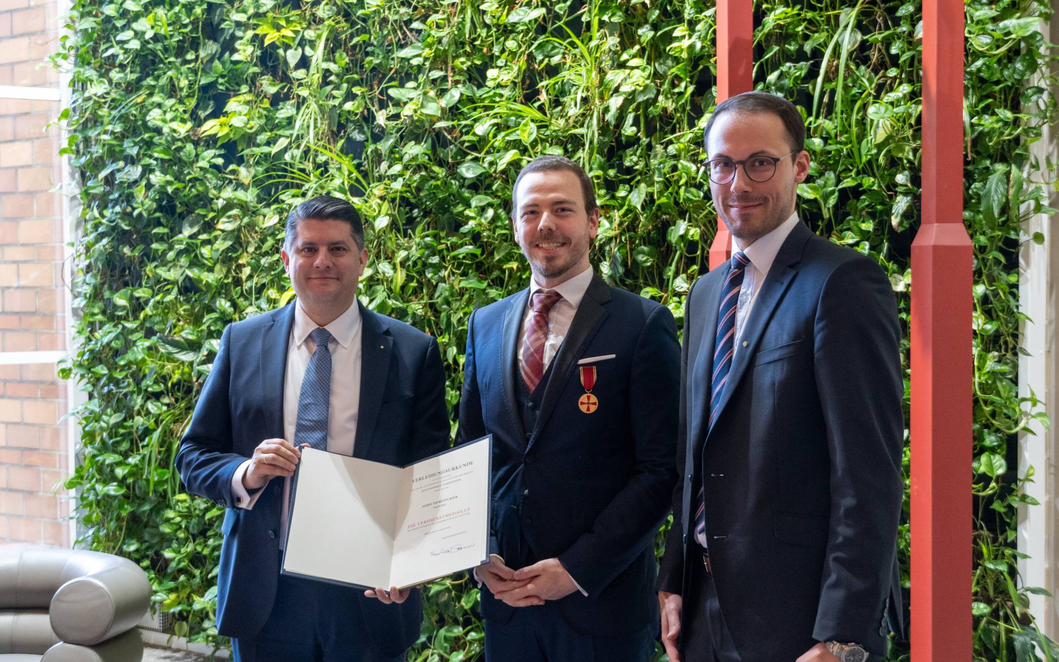 Landrat Bennet Gielen (l.) und Kevin