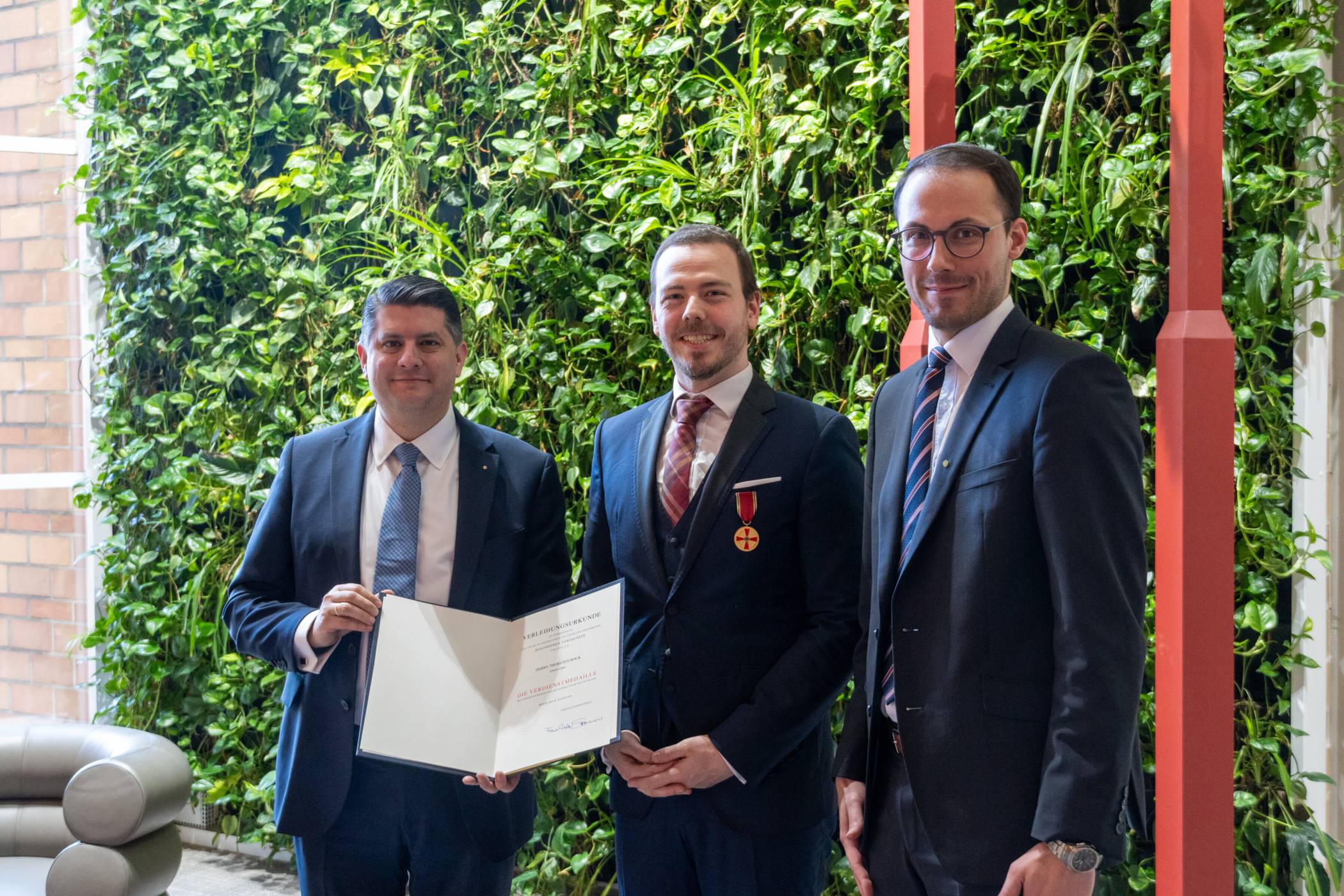 Landrat Bennet Gielen (l.) und Kevin Schagen (r.), Bürgermeister der Stadt Tönisvorst, überreichten Thorsten Bock die Bundesverdienstmedaille.
