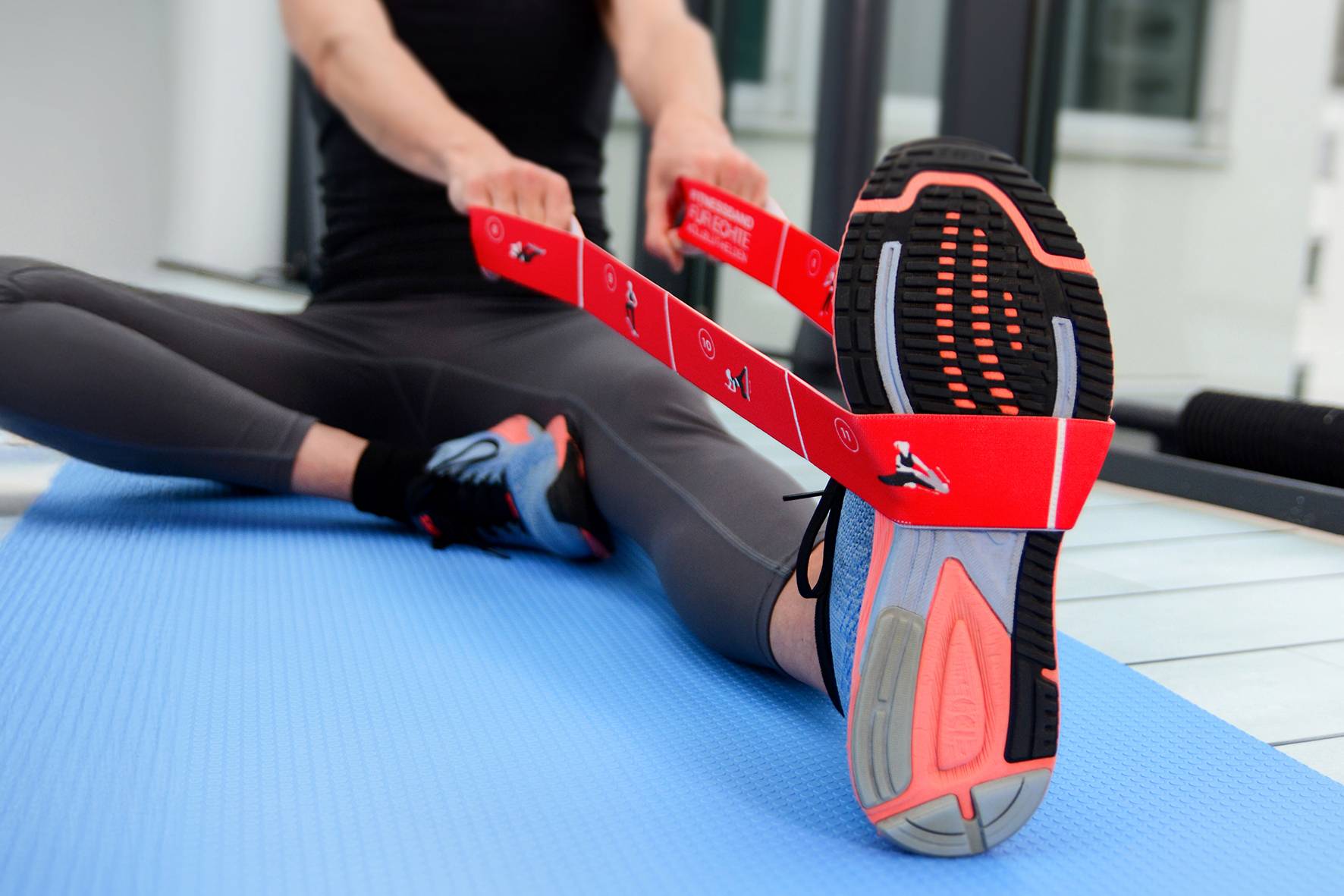 Damit die Fitness erhalten bleibt, verschenkt der DRK-Blutspendedienst jetzt ein Fitness-Band im Rotkreuz-Design. 