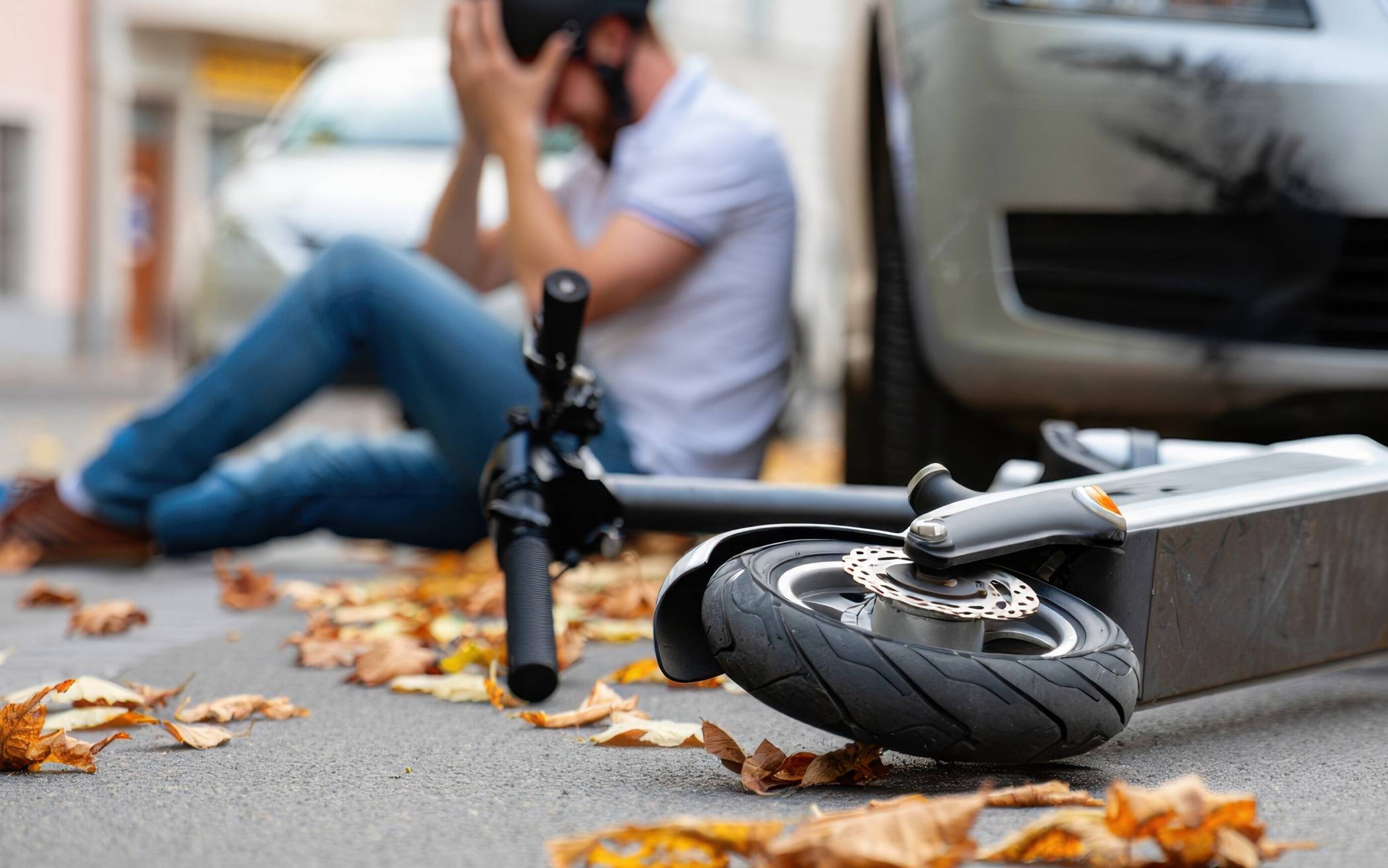  E-Scooter-Unfälle haben zugenommen. Noch häufiger als bei den Rad- und Pedelec-Unfällen tragen die Zweiradfahrer hier selbst die Hauptverantwortung. Das und mehr zeigt die Verkehrsunfallbilanz 2025 für Mönchengladbach, die Polizeihauptkommissarin Melanie Brandtner, stellvertretende Leiterin der Direktion Verkehr, und Kriminaldirektor Guido Henn, stellvertretender Behördenleiter vorgestellt haben. 