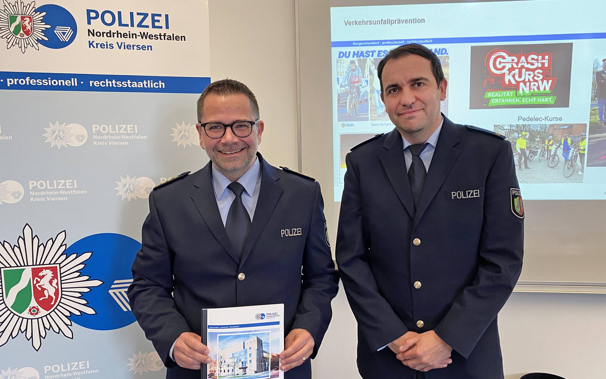 Der Leitende Polizeidirektor Sebastian Wessel (l.)