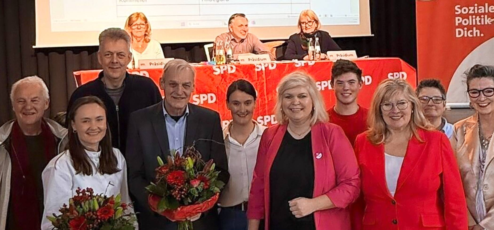 Meerbuscher Delegation auf dem SPD-Kreisparteitag (v.l.): „Ersatzmann“ Dirk Banse, Christina Borggräfe, Thomas Wolfgramm, Michael Grams, Dita Elten, Chantal Messing, Lasse Werner, Nicole Niederdellmann-Siemes, Inga Werner und Antje Schwarzburger. 