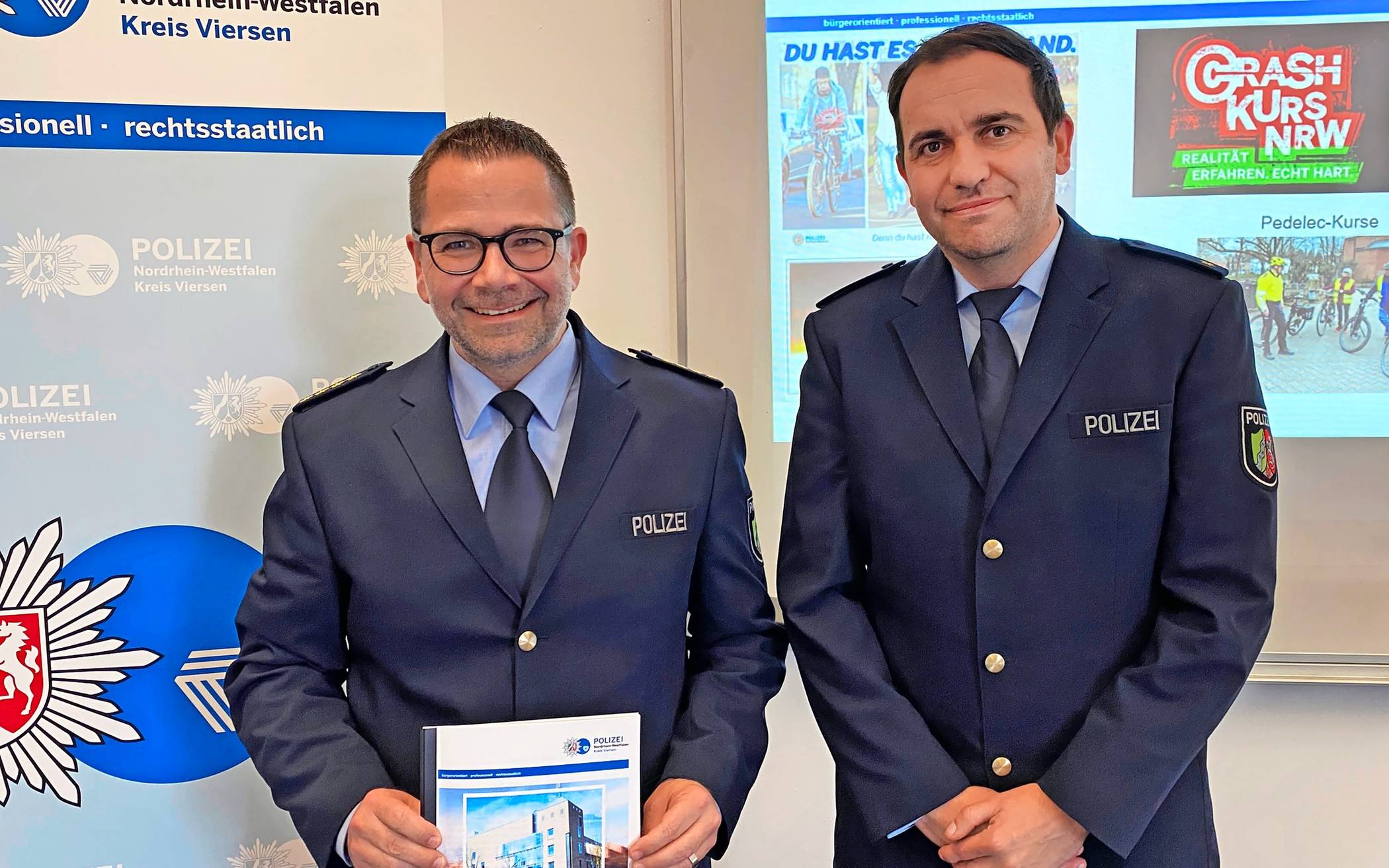 Der Leitende Polizeidirektor Sebastian Wessel (links)