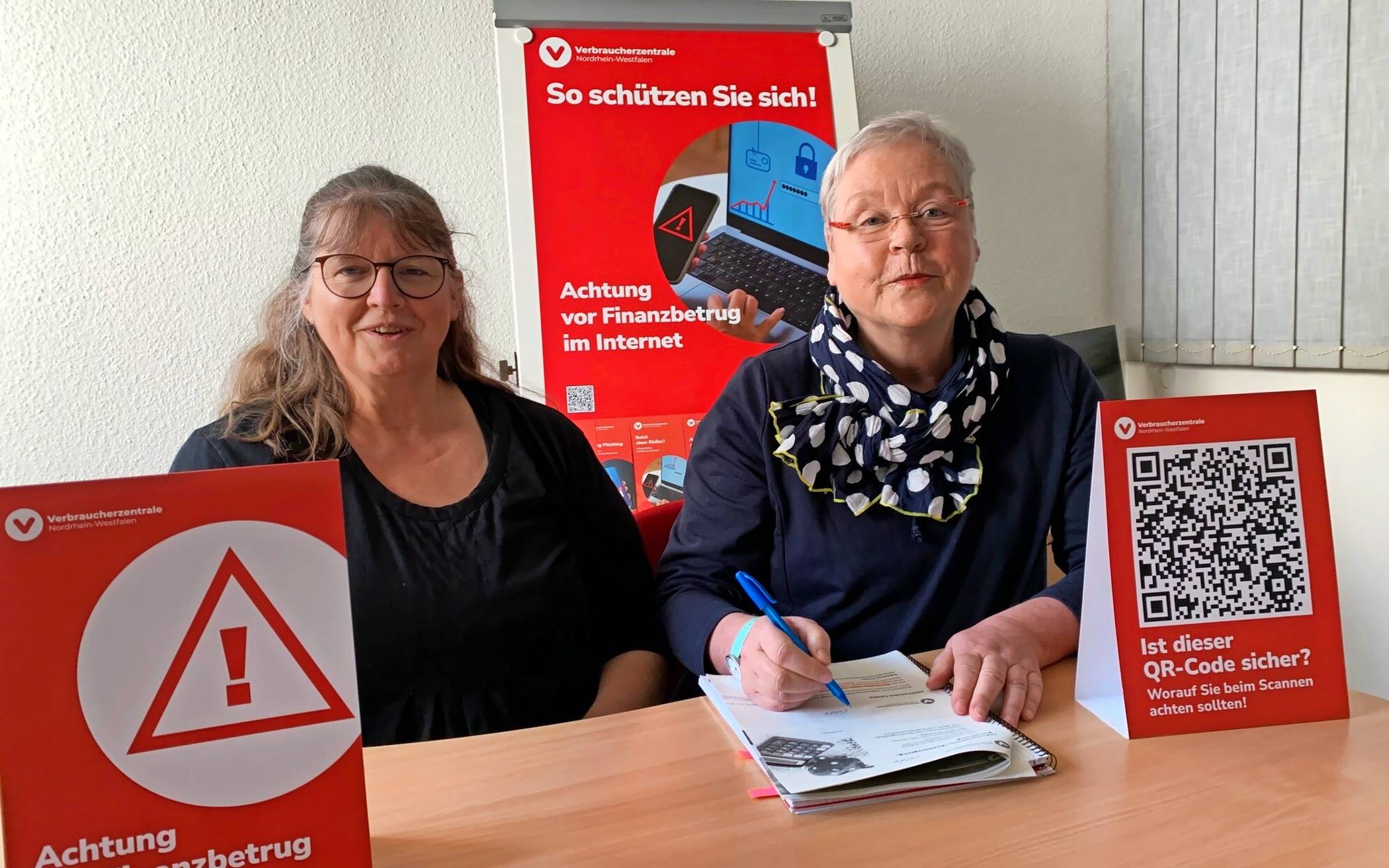   „Zwei Drittel der Internet-User waren schon mal Opfer von Cyberkriminalität“: Verbraucherberaterinnen Edda Nowak (l.) und Andrea Zabelberg.   