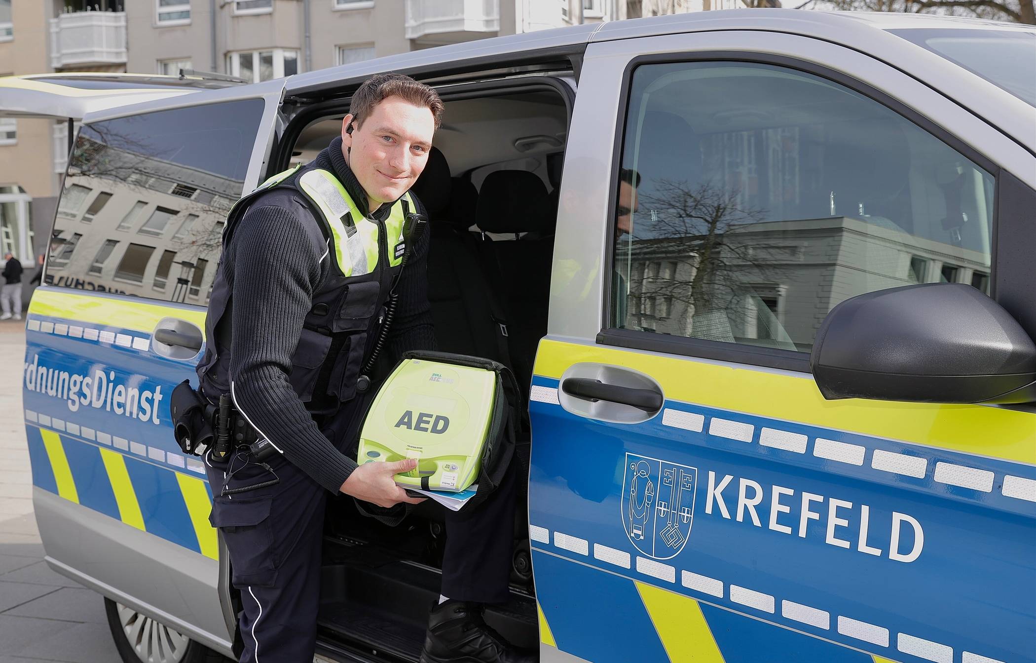 Jerome von der Heyden vom KOD präsentiert einen der Defibrillatoren, mit denen jetzt fünf Einsatzfahrzeuge ausgerüstet sind.