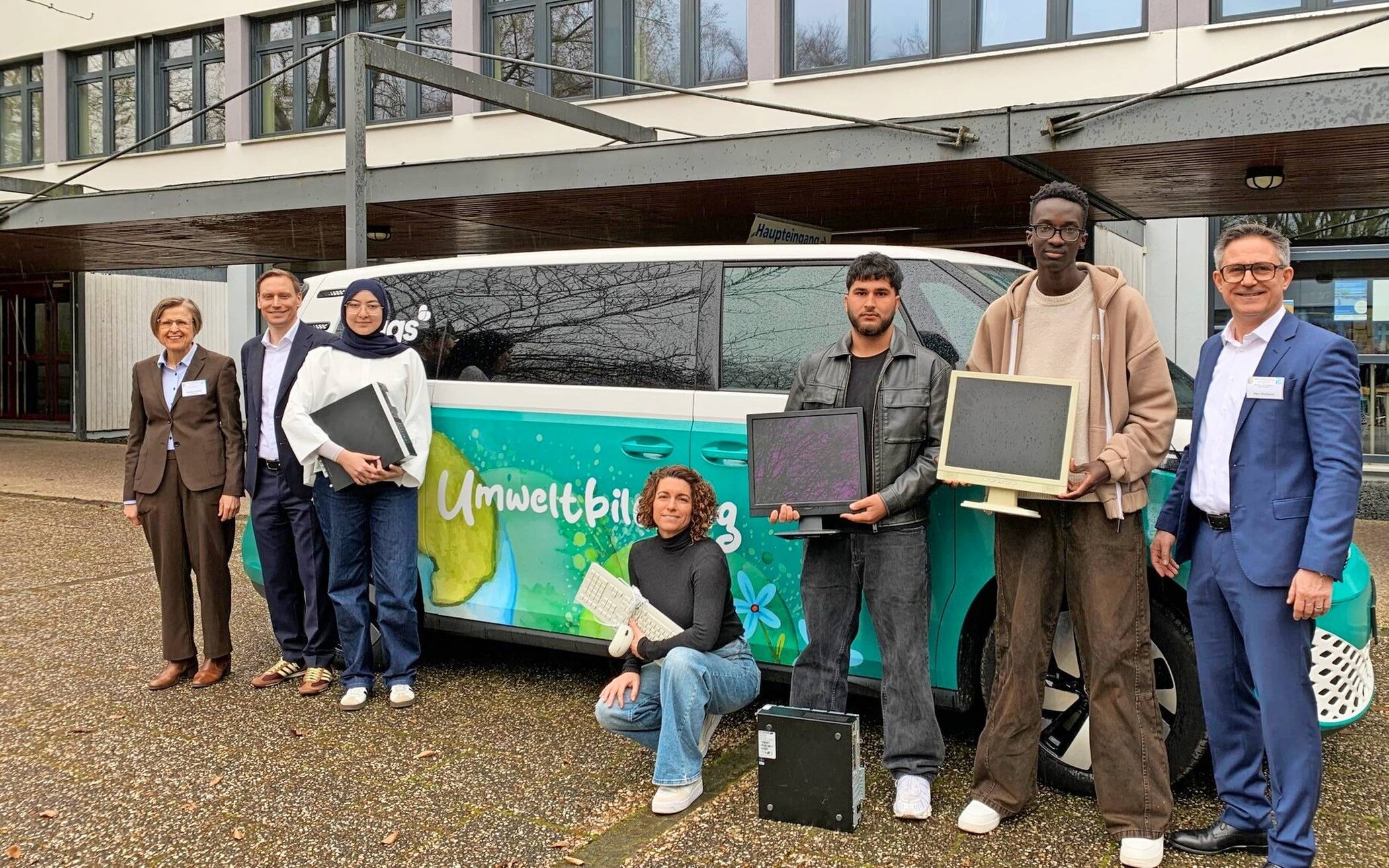Das Berufskolleg Volksgartenstraße macht mit bei der E-Schrott-Sammlung: Schulleiterin Danièle Hamdan (l.), mags-Vorstand Jens Hostenbach (2.v.l.). Umweltpädagogin Aylin Aras (Mitte) und Lehrer Jan Ruhland mit engagierten Schülern.