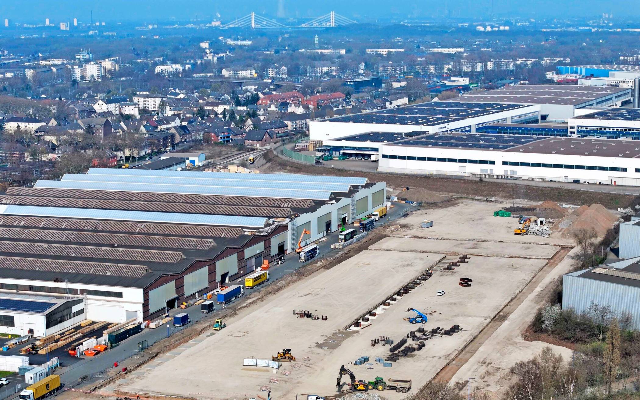 Blick über die Fläche, auf der die neue Halle entsteht. 