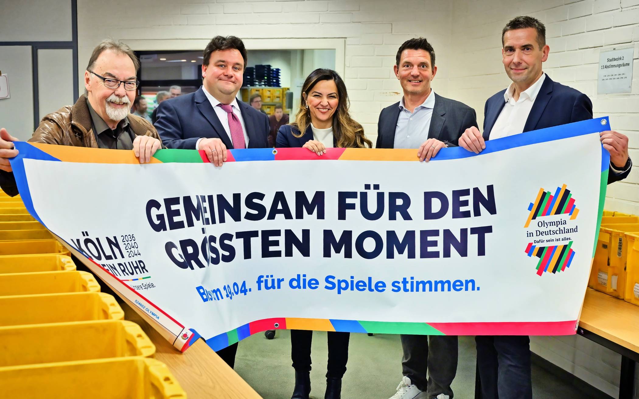 Im Wahlamt werben für die Teilnahme am Bürgerentscheid: (v.l.) der Vorsitzende des Stadtsportbunds Jochen Adrian, Stadtdirektor Markus Schön, Dezernentin Cigdem Bern, der Leiter des Sportamtes Oliver Klostermann und Jens Sattler, Geschäftsführer des SSB.  