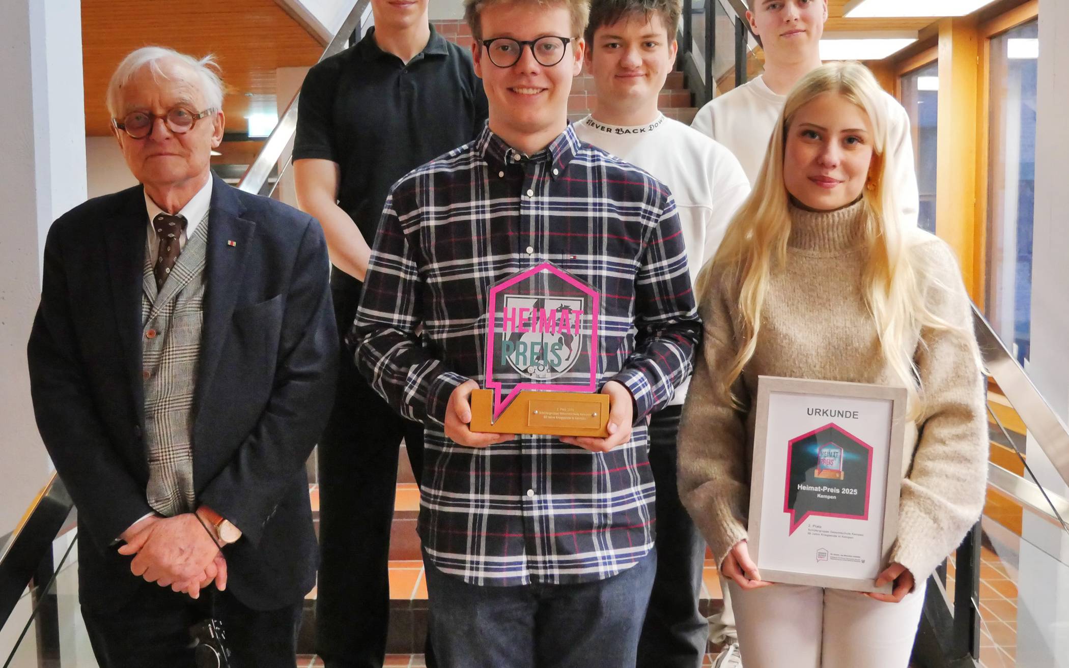 Eine Schülergruppe der Gesamtschule Kempen freute sich über den zweiten...