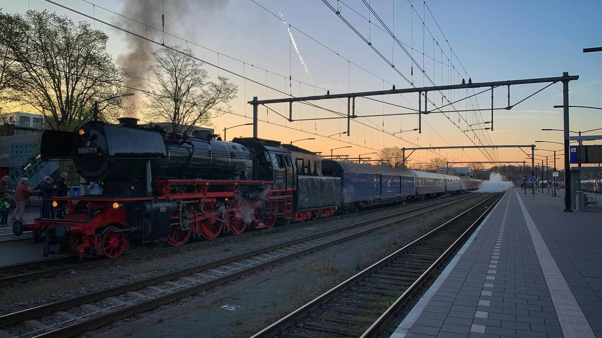  Die Eisenbahnfreunde Niederrhein/Grenzland e.V. bieten im Mai wieder zwei Sonderfahrten mit Dampf- und E-Lok an.  
