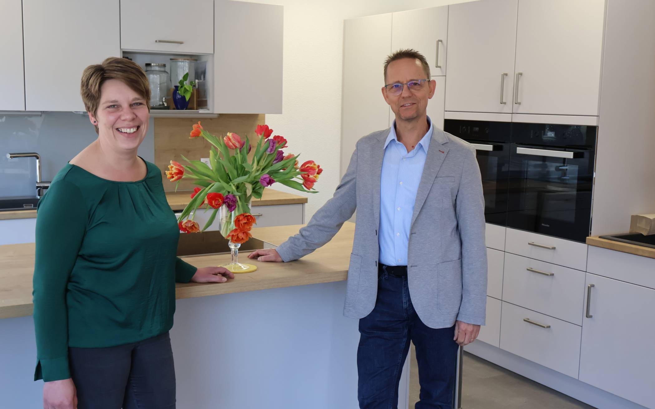  Bürgermeister Dirk Schauenberg (r.) begrüßt Ilka Mainka in den Räumlichkeiten der alten Grafschafter Apotheke in Vluyn. 