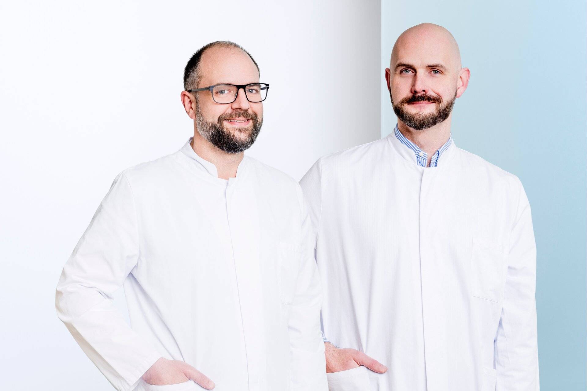 Dr. med. Jens Harmel (l.) und Priv.-Doz. Dr. med. David Kremer, Oberärzte der Klinik für Neurologie.