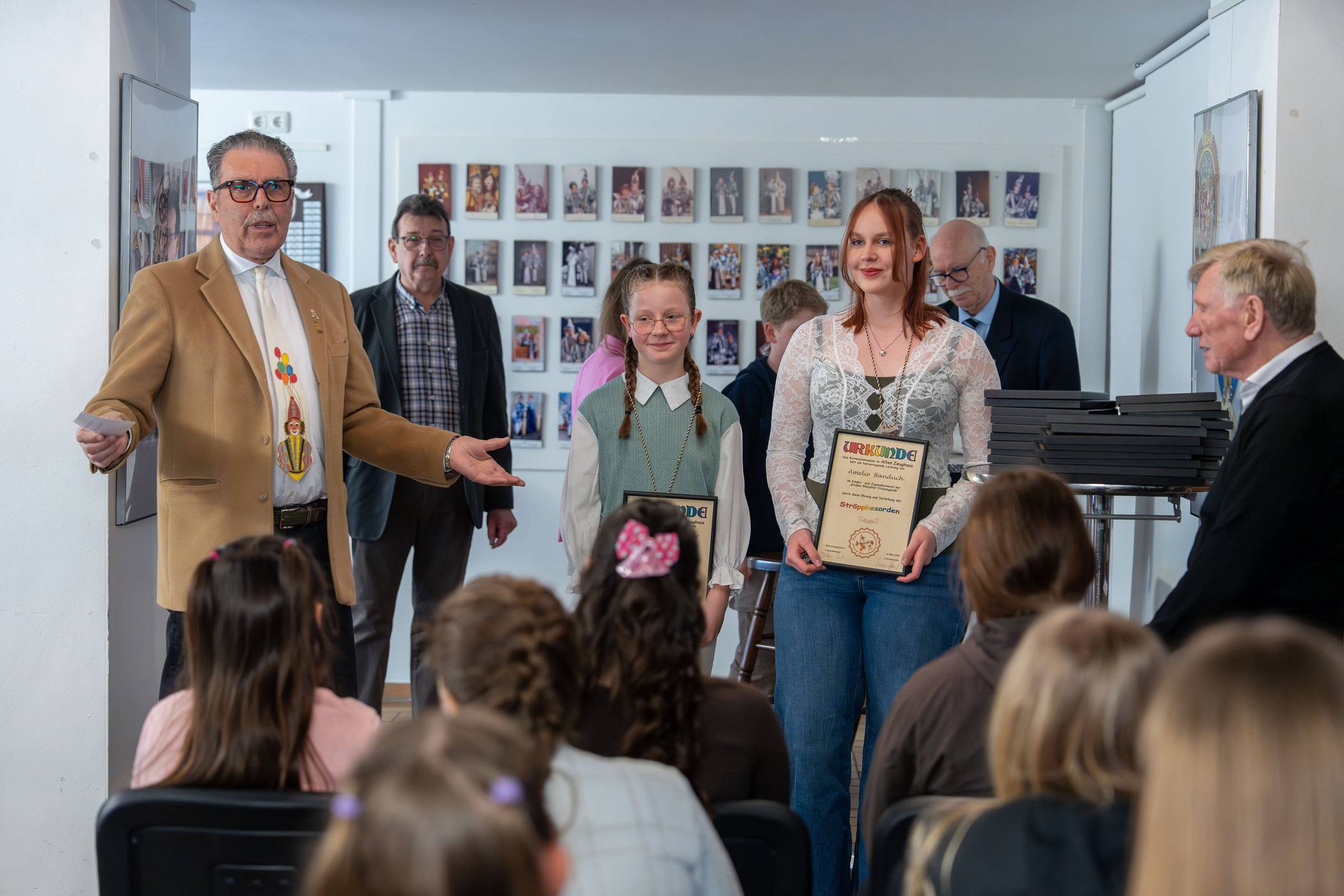Der Verein Altes Zeughaus hat am Sonntag wieder die Ströppkesorden an den karnevalistischen Nachwuchs verliehen. Hier im Bild Joleen Christopher und Amelie Banduch von der Großen Rheydter Prinzengarde.   