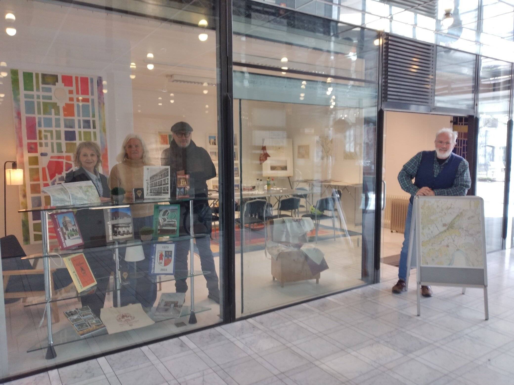Der neue Standort in der Seidengalerie: Vereinsvorsitzender Jörg Enger (r.) und die Vorständler Martina Dors, Birgit Schmitz und Joachim Watzlawik laden Passanten und Besucher gerne zu einem Gespräch ein. Foto: Müller