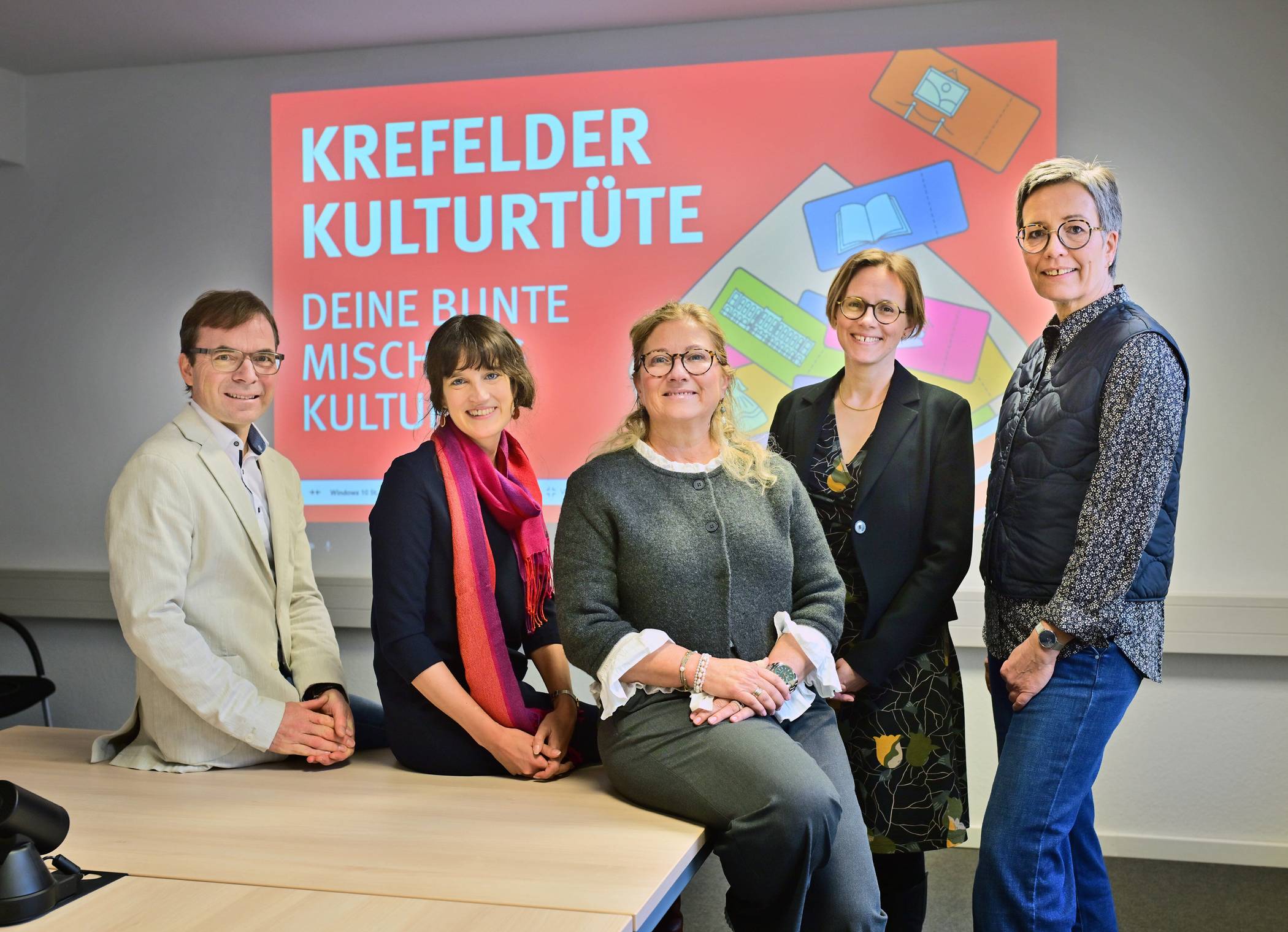  Im Rathaus stellten Kulturbeauftragte Dr. Katherina Leiska (2.v.r.) und Vertreter von Stadt und Kultureinrichtungen die Aktion vor.  