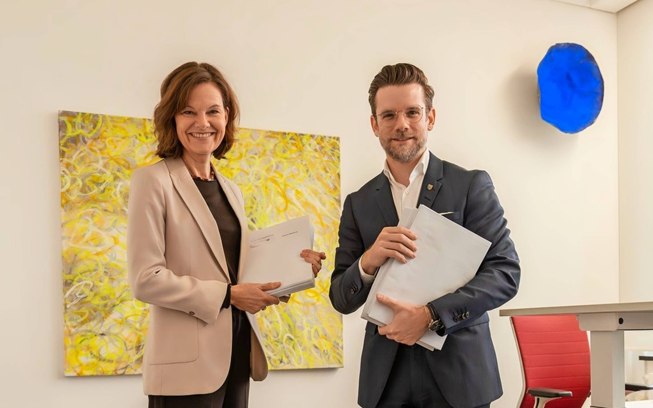 Beigeordnete Silke Wehmhörner und Oberbürgermeister Felix Heinrichs mit den Versandunterlagen zum Ratsbürgerentscheid. 