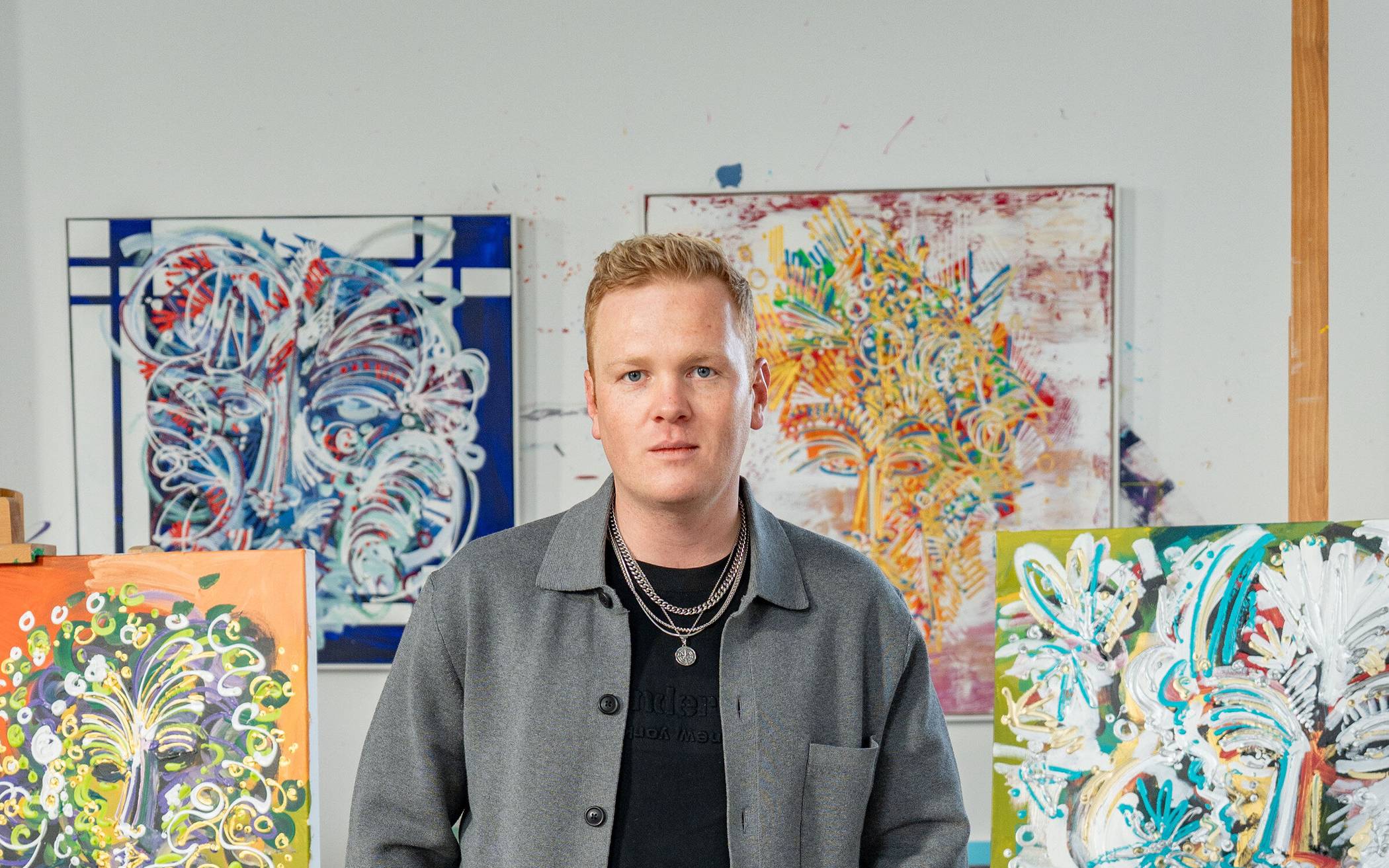 Unterwegs auf Vernissagen und Ausstellungen weltweit – das ist das Bild, das man in den Medien von Leon Löwentraut gewinnt. Seine eigentliche Arbeit aber ist die im Atelier. 