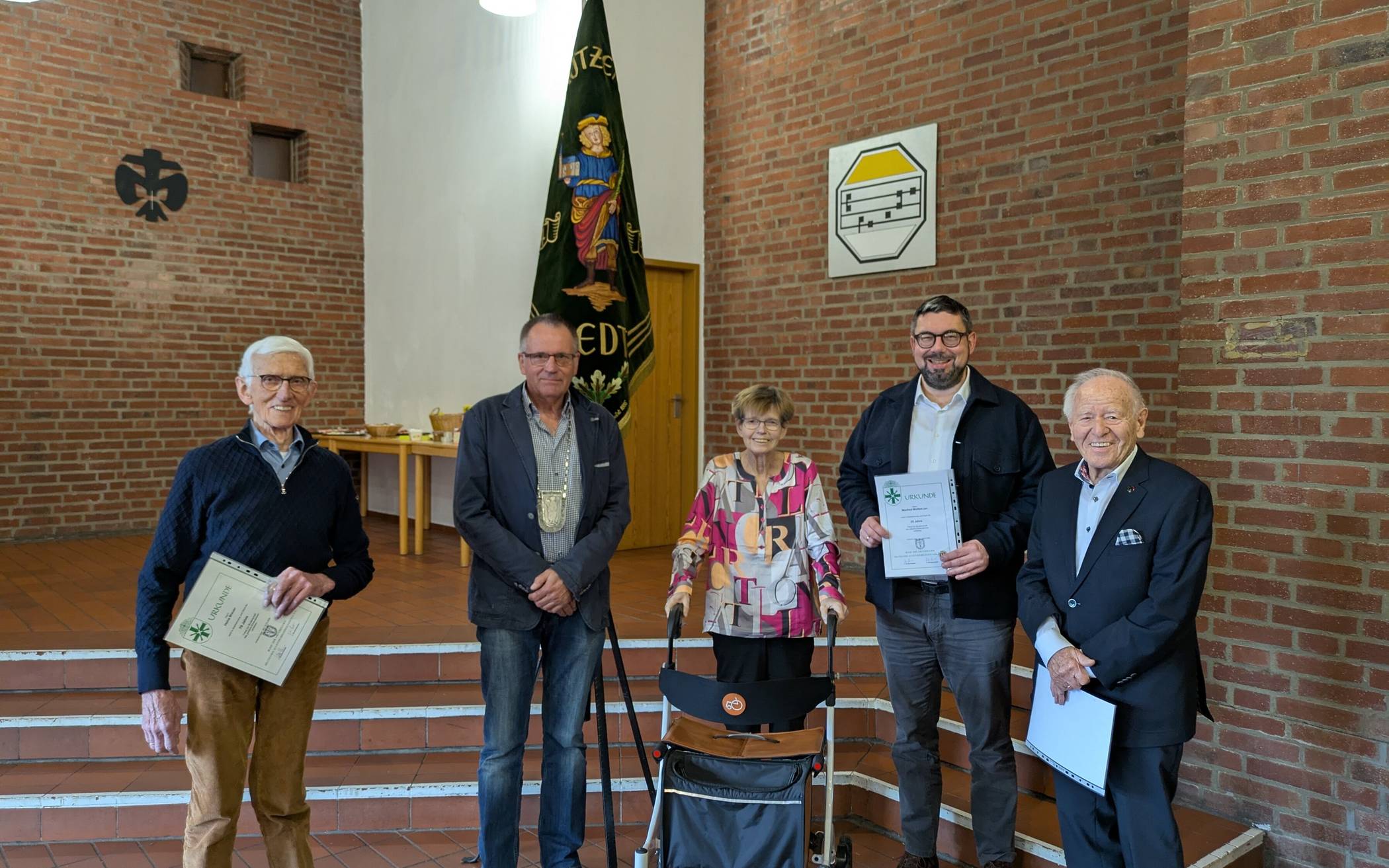 Uwe Lehnen, 1. Brudermeister (2.v.l.), überreicht