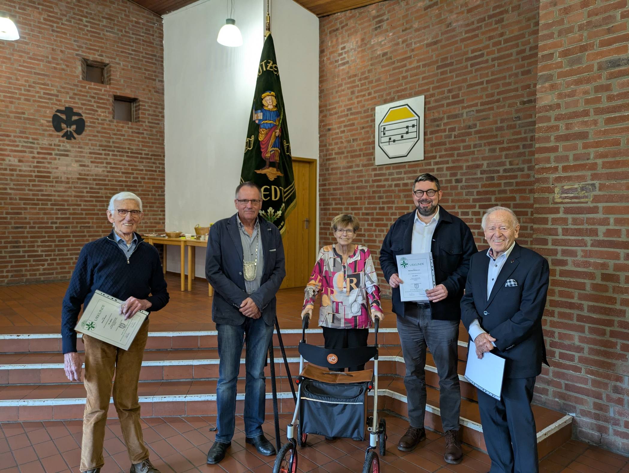  Uwe Lehnen, 1. Brudermeister (2.v.l.), überreicht die Ehrenurkunde an  (v.l.) Heinz Breuer, Bille Mühlenhaus, Manfred Wolfers jun. und Dieter Dohmessen mit Dank und Anerkennung für ihre Verdienste um die St. Vitus-Schützenbruderschaft Oedt. 