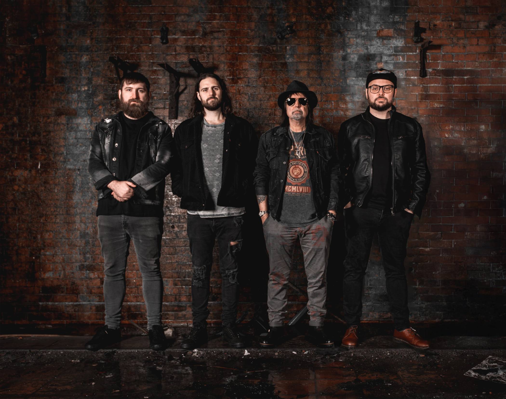  Trauer um den verstorbenen Motörhead-Gitarristen Phil Campbell (3.v.l.). Mit seiner Band sollte er im Sommer beim BOBfest im SparkassenPark auftreten.   