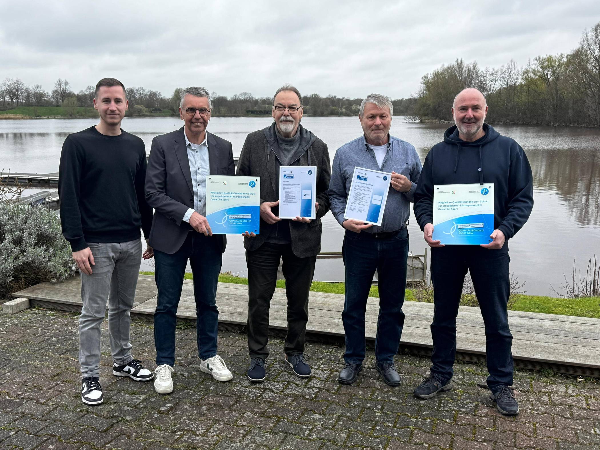 Urkundenübergabe: v.l.: Justin Wermann (Stadtsportbund), Uwe Busch (Vizepräsident Landessportbund NRW), Jochen Adrian (Stadtsportbund), Tom Vogt, Konrad Geselbracht (beide SCCR).