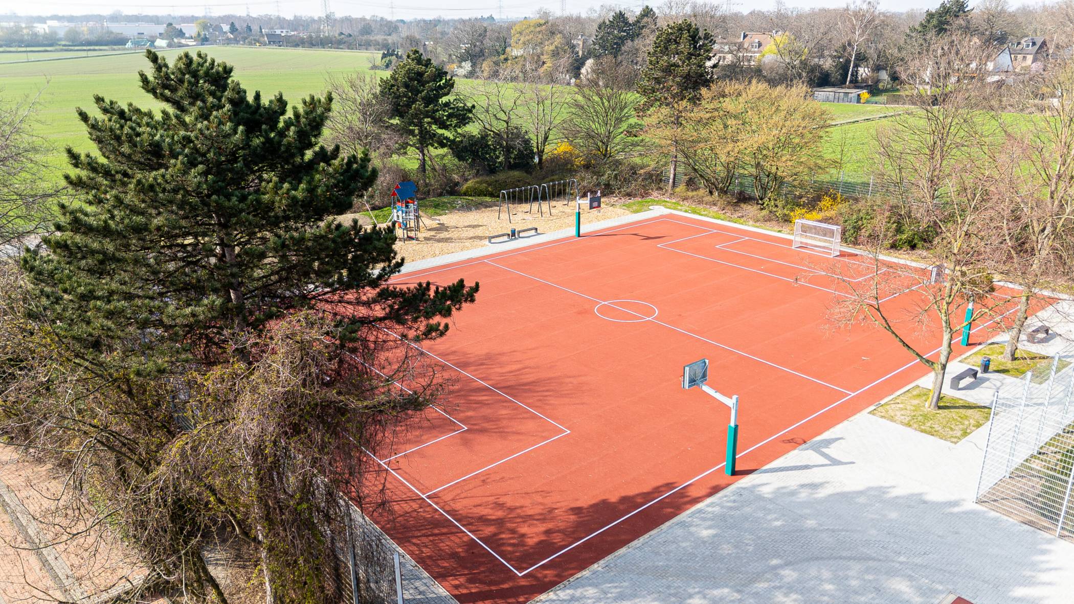  Das Foto zeigt beispielhaft einen Teil der sanierten Außensportanlagen an der Dahlingschule in Duisburg-Friemersheim. Die Anlagen wurden umfassend modernisiert und neugestaltet. Entstanden sind unter anderem neue Anlagen für Weitsprung, Kugelstoßen und Sprint sowie ein Schülerfußballfeld und ein Multifunktionsspielfeld – inklusive einer zeitgemäßen Unterkonstruktion mit moderner Entwässerung. Foto: Adrian Chodkowski / Wirtschaftsbetriebe Duisburg 